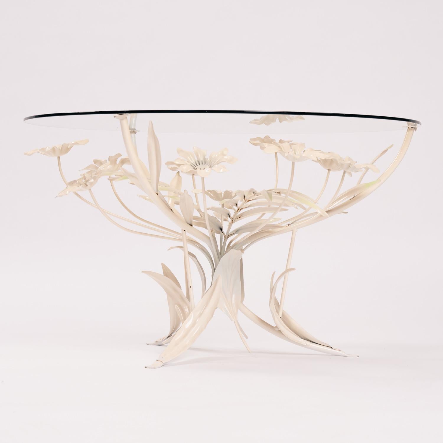 Table basse à fleurs en métal Hans Kögl avec plateau en verre, 1970 Bon état - En vente à Zevenaar, NL