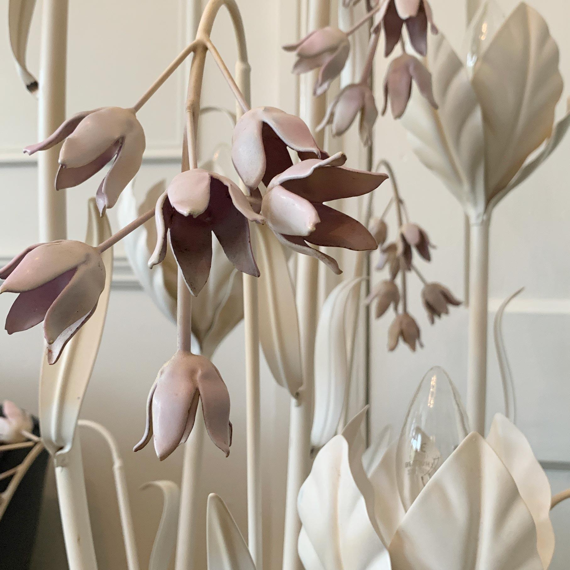 Lampada da terra in toleware bianco opaco con teste di fiori rosa tenue 
Hans Kögl, anni '70/'80
Una splendida lampada da terra di grandi dimensioni, con cinque steli alti, ciascuno con un grande bocciolo e una lampadina all'interno. Gli steli sono