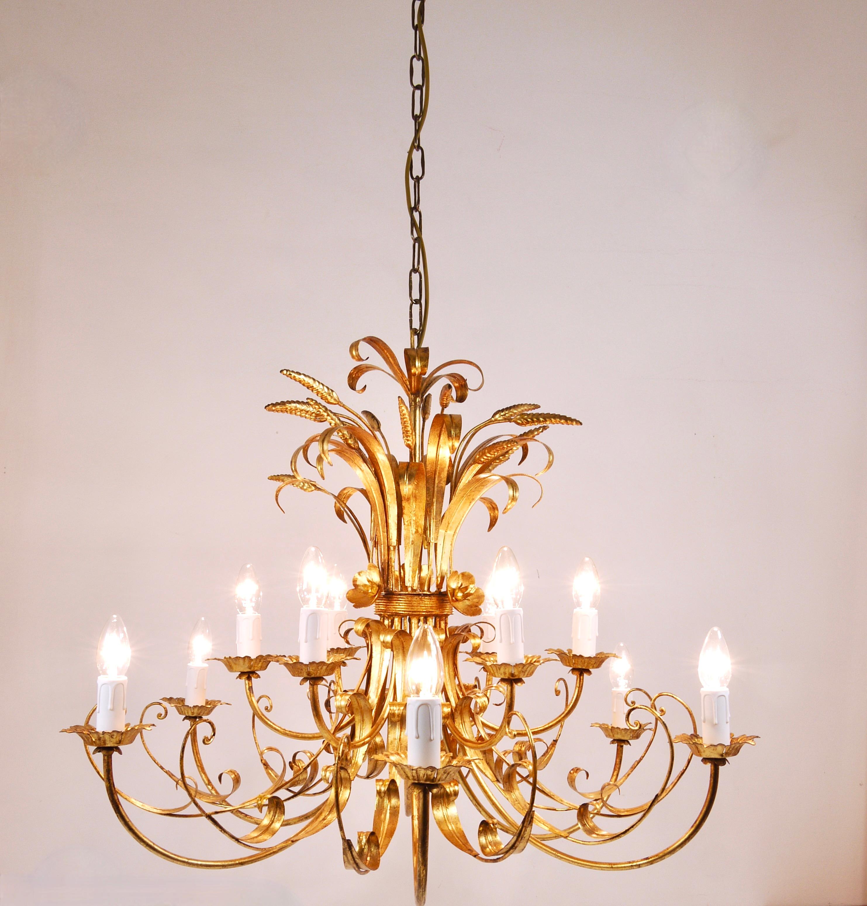 Hans Kögl XL Lámpara de Hierro Dorado con Ramo Floral de Trigo Hollywood Regency, Años 70 siglo XX en venta