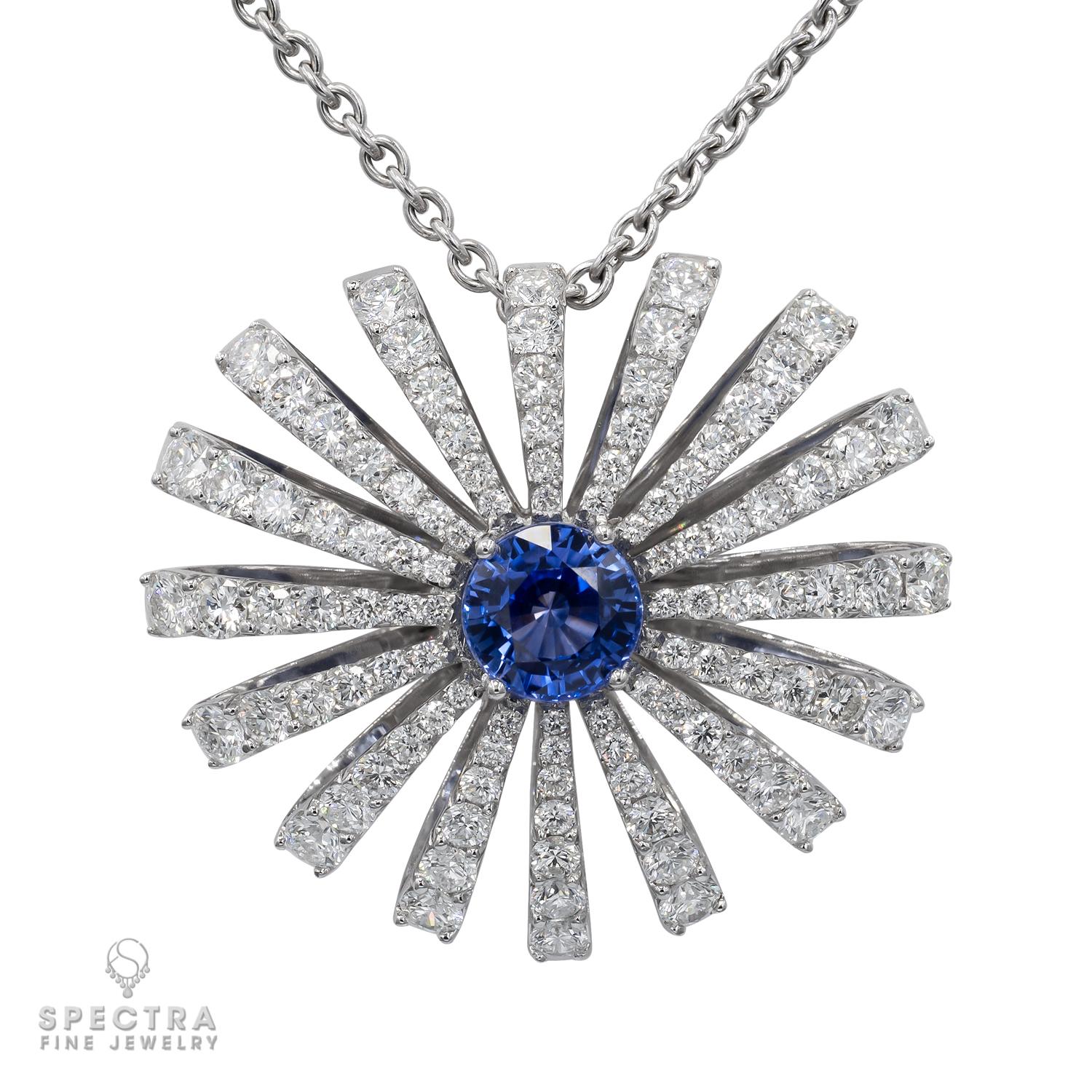 Eine schöne Anhänger-Halskette von Hans D. Krieger aus 18 Karat Weißgold.
Der Anhänger ist in der Mitte mit einem runden blauen Saphir mit einem Gesamtgewicht von 2,30 Karat besetzt. 
Der Saphir ist natürlich, seine Herkunft ist unbekannt.
Runde