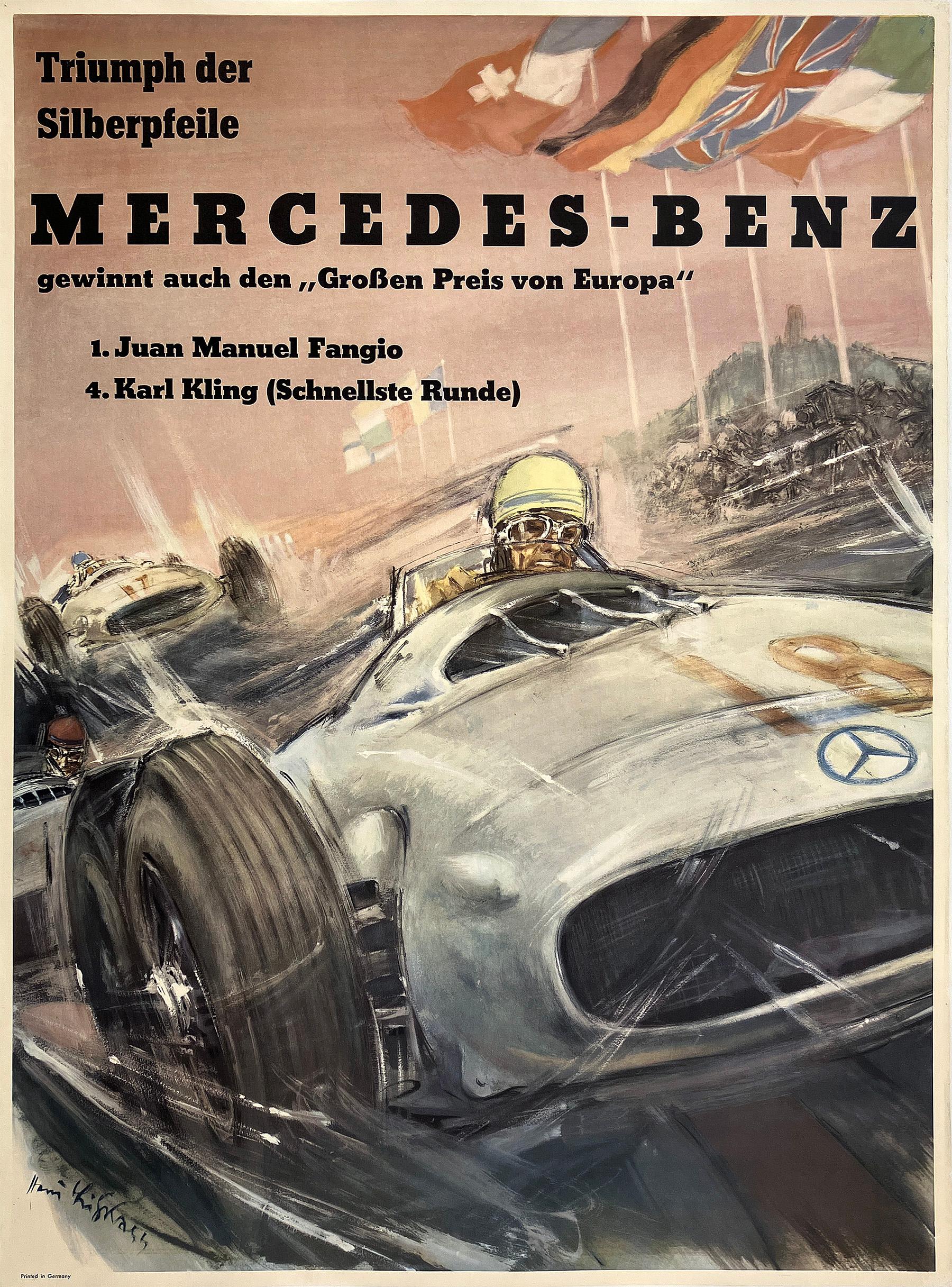 Questo poster originale d'epoca creato da Hans Liska nel 1954 per Mercedes Benz è la quintessenza del design e della pubblicità automobilistica del dopoguerra. Il poster mostra un'elegante auto da corsa Mercedes-Benz W196 in movimento dinamico,