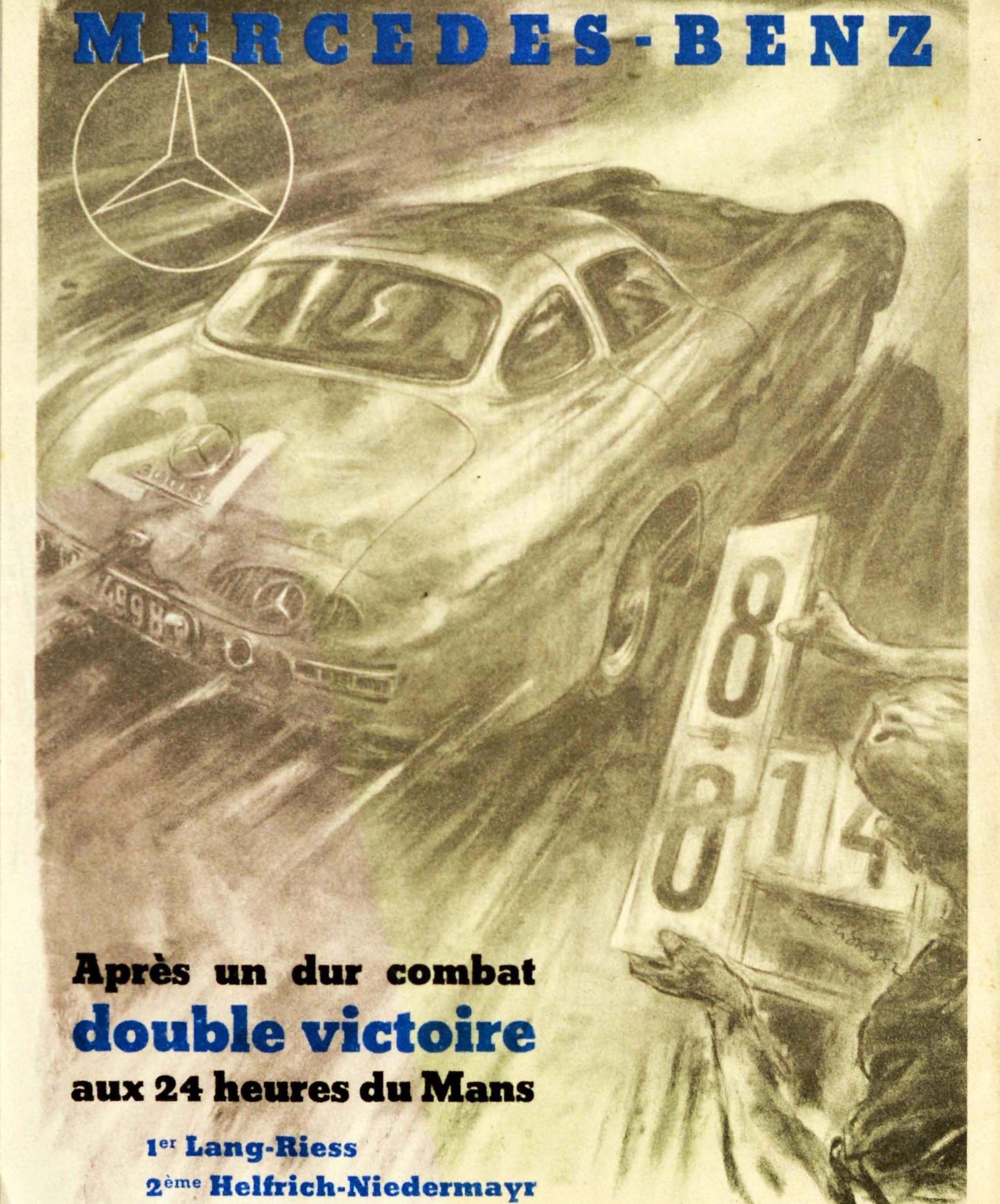 Affiche originale de sport automobile d'époque célébrant la double victoire de la Mercedes-Benz 300SL dans la course automobile des 24 heures du Mans. Elle comporte une illustration dynamique du graphiste, peintre et artiste autrichien Hans Liska