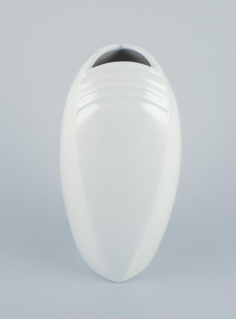 Hans Merz pour Meissen, grand vase en porcelaine au design moderne et à la glaçure blanche.
Numéro de modèle 50250.
Datant approximativement des années 1970.
Marqué.
Première qualité d'usine.
En parfait état.
Dimensions : H 24,0 cm x P 9,5 cm : H