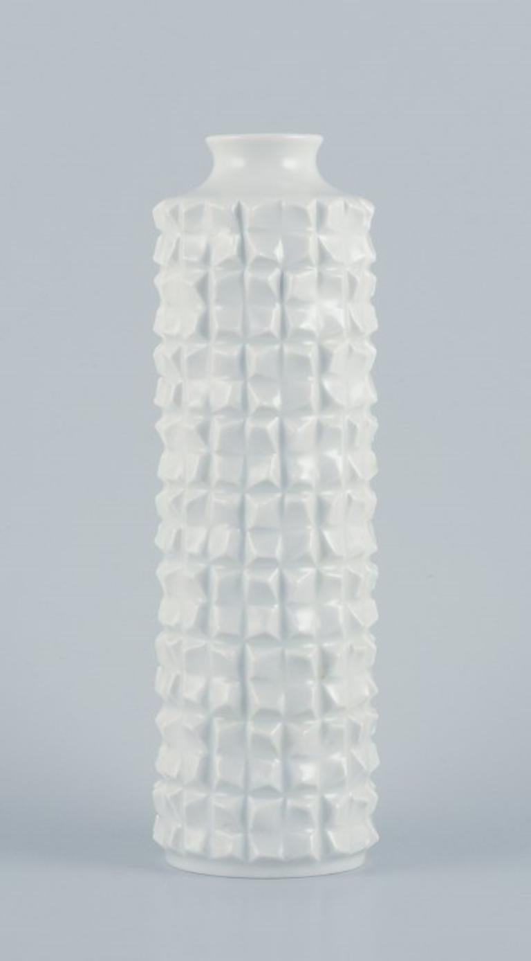Hans Merz pour Meissen.
Grand vase en porcelaine au design moderne avec un motif géométrique et une glaçure blanche.
Numéro de modèle 50231.
Datant approximativement des années 1970.
Marqué.
Troisièmement, qualité d'usine.
En parfait