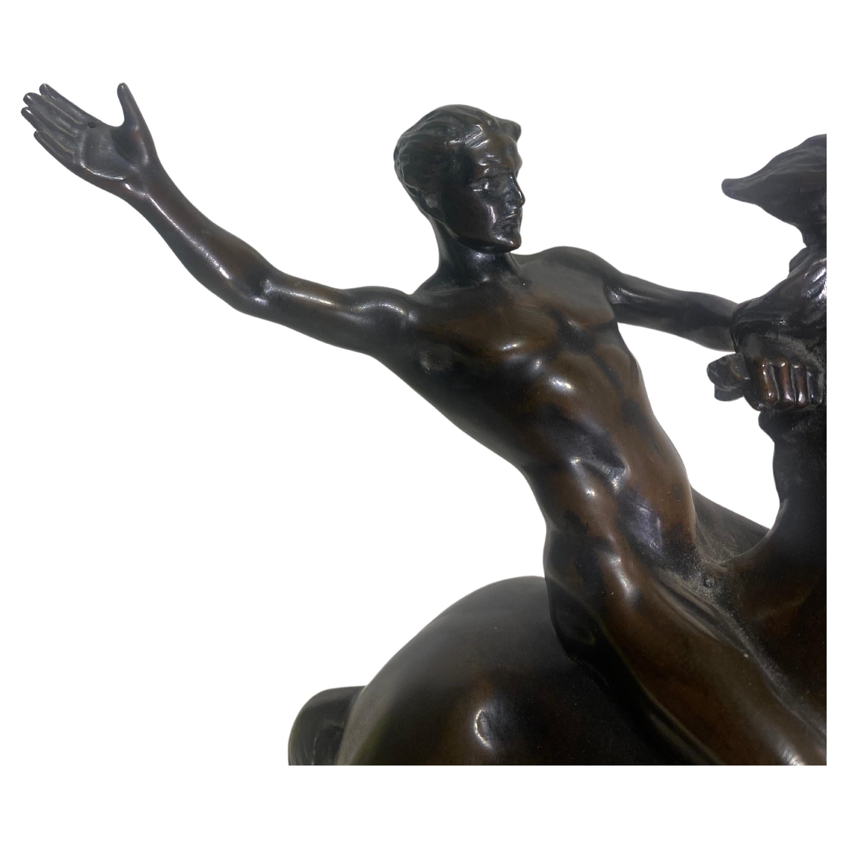 Statue équestre en bronze représentant un homme nu à dos de cheval. Signée en fonte H. Muller. (Hans Muller, Autrichien, 1873-1937) Bronze de haute qualité, bien exécuté, reposant sur un socle en marbre, approximativement 13 