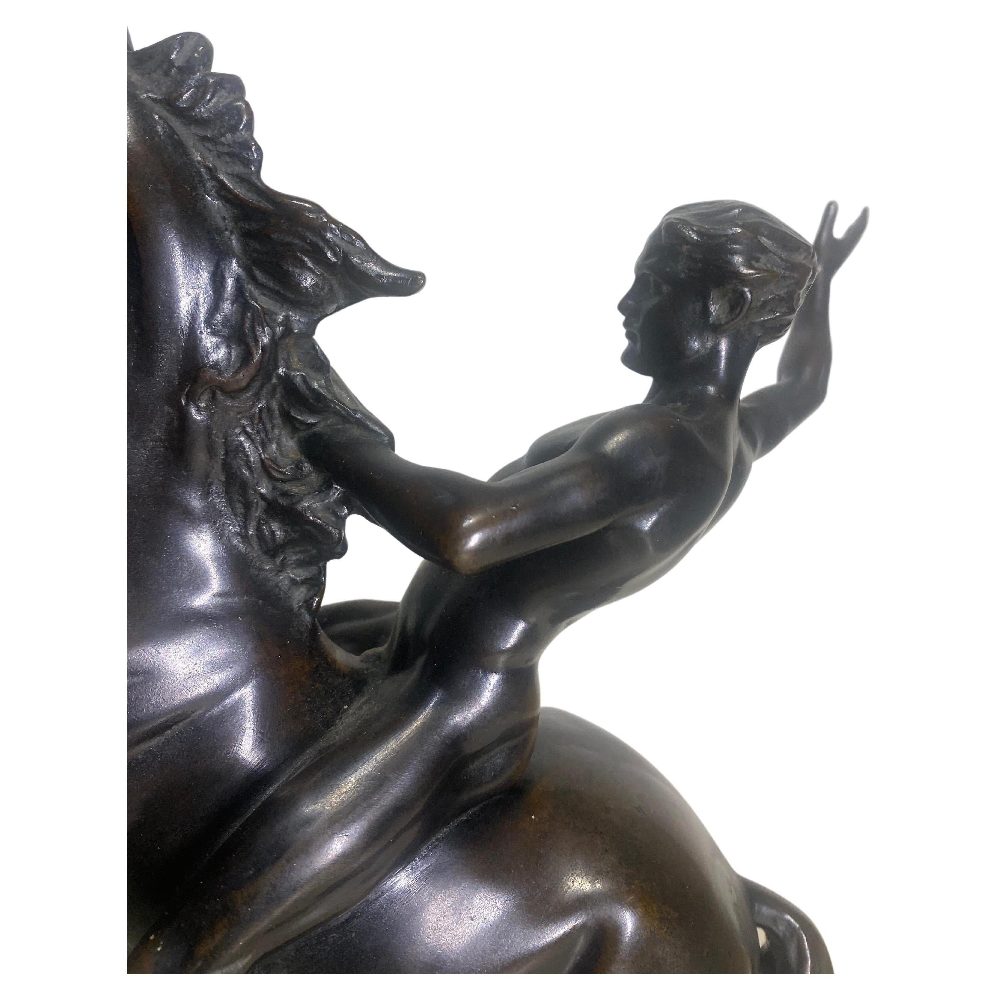 Bronze Hans Muller (Autrichien 1873-1937) Sculpture en bronze d'un cheval et d'un cavalier masculin nu  en vente