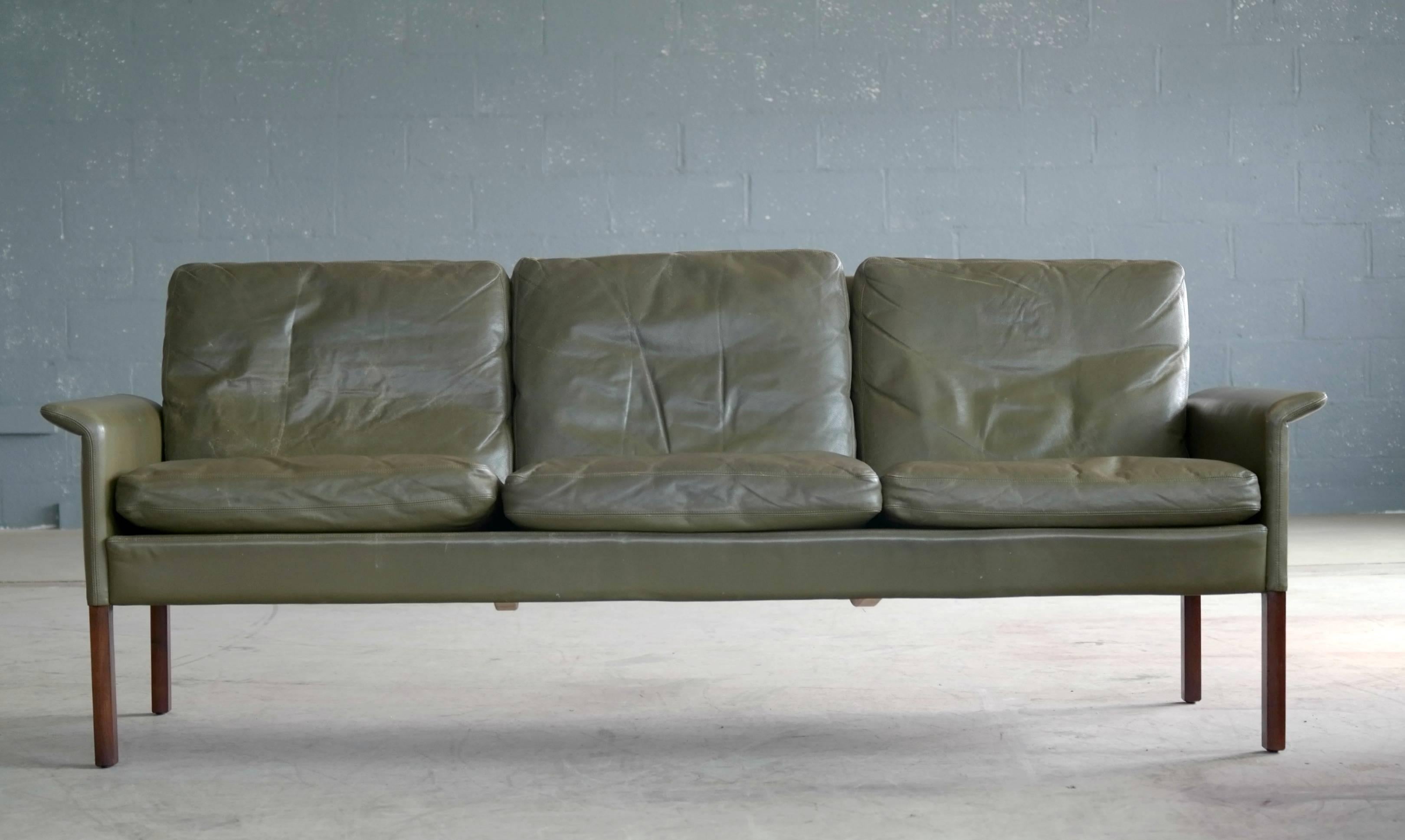 Hans Olsen 1960s Sofa in Green Patinated Leather for C.S. Møbler, Denmark In Good Condition In Bridgeport, CT