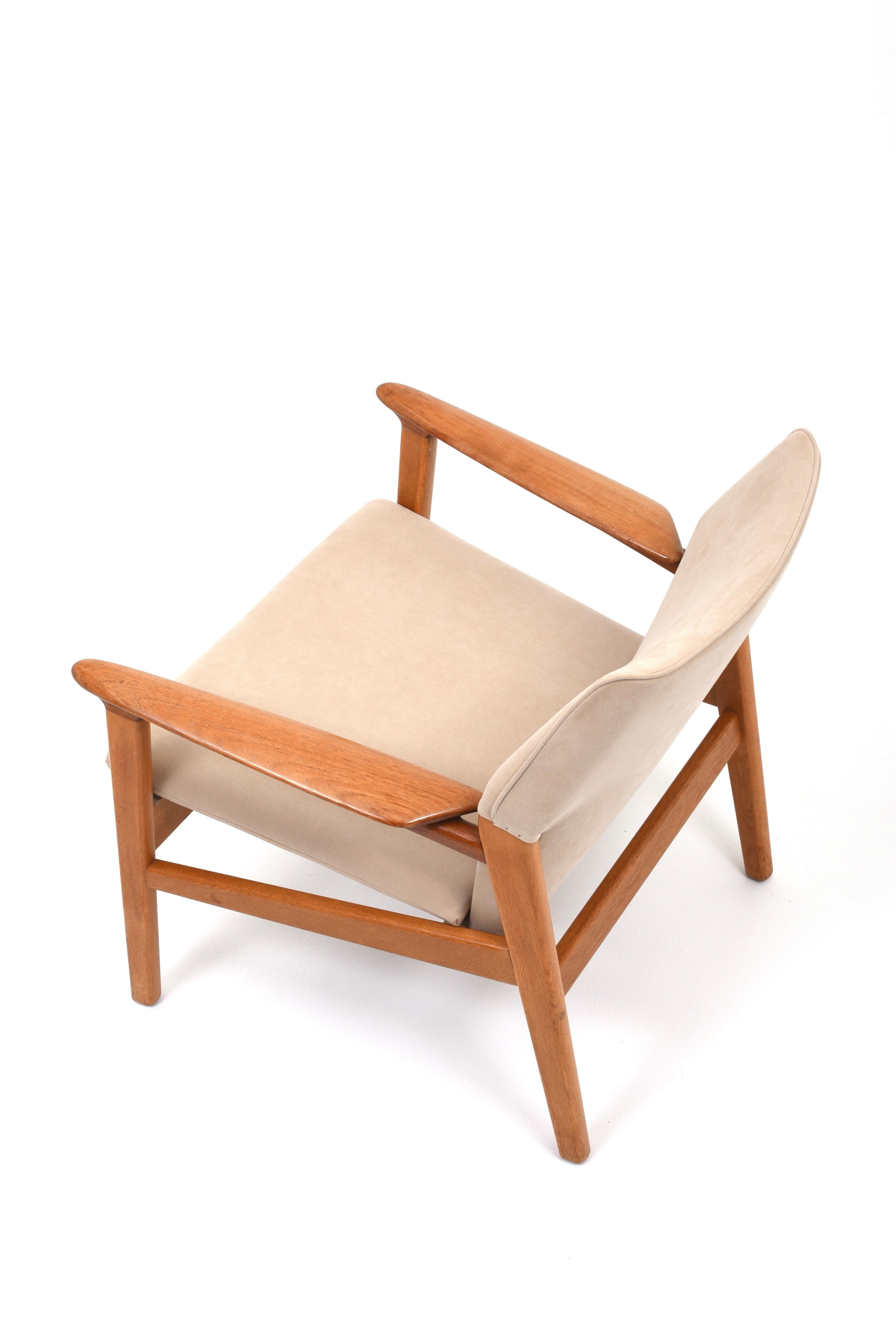 Fantastically comfortable and well-designed armchair by Hans Olsen for Gärsnäs, 1960s.

The armchair has been reupholstered and we have reupholstered it with a beige suede-like fabric. The frame is made of oak and teak.
