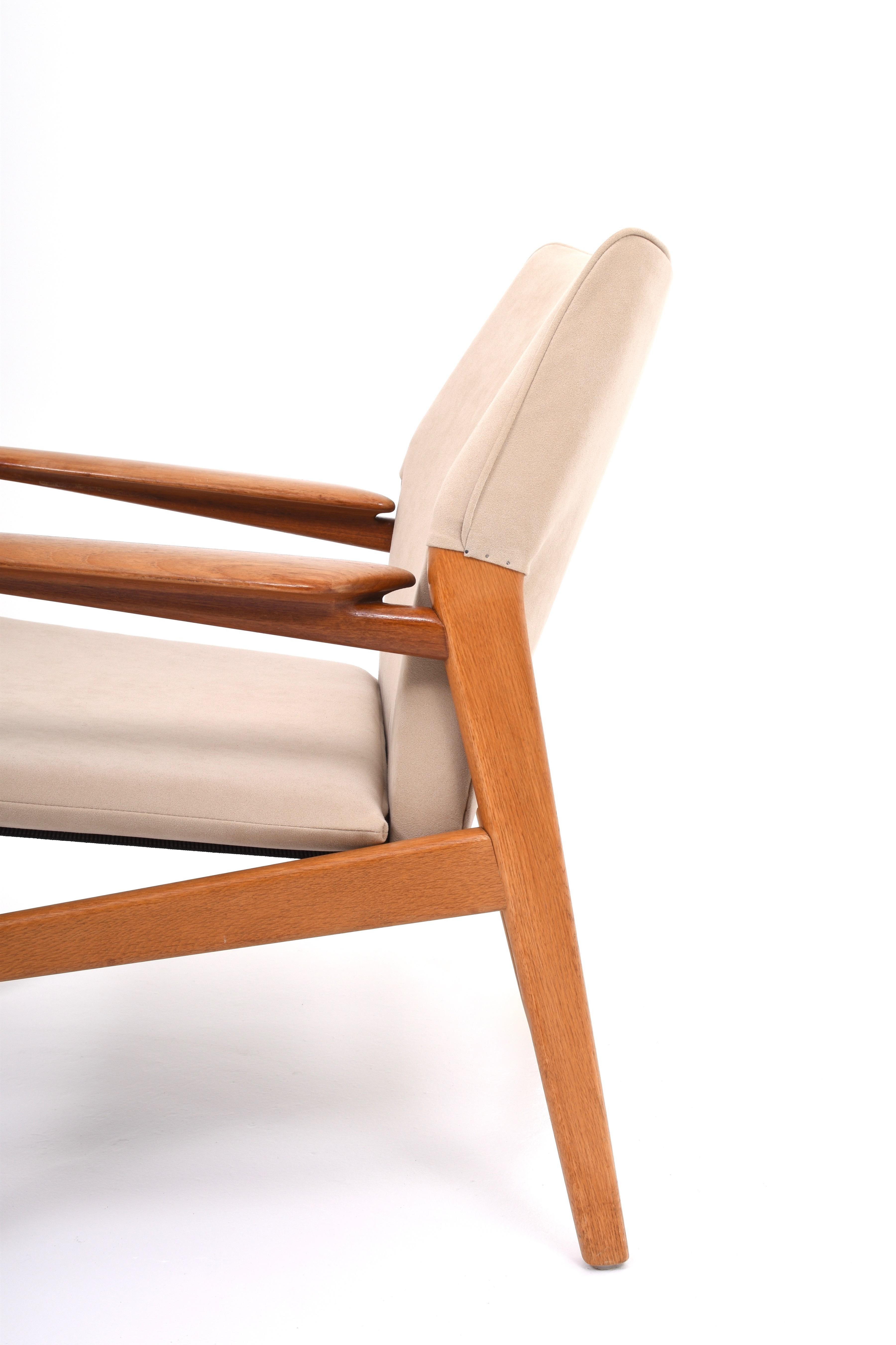 Hans Olsen ''9015'' Suede Easy Chair for Gärsnäs In Good Condition For Sale In Göteborg, SE