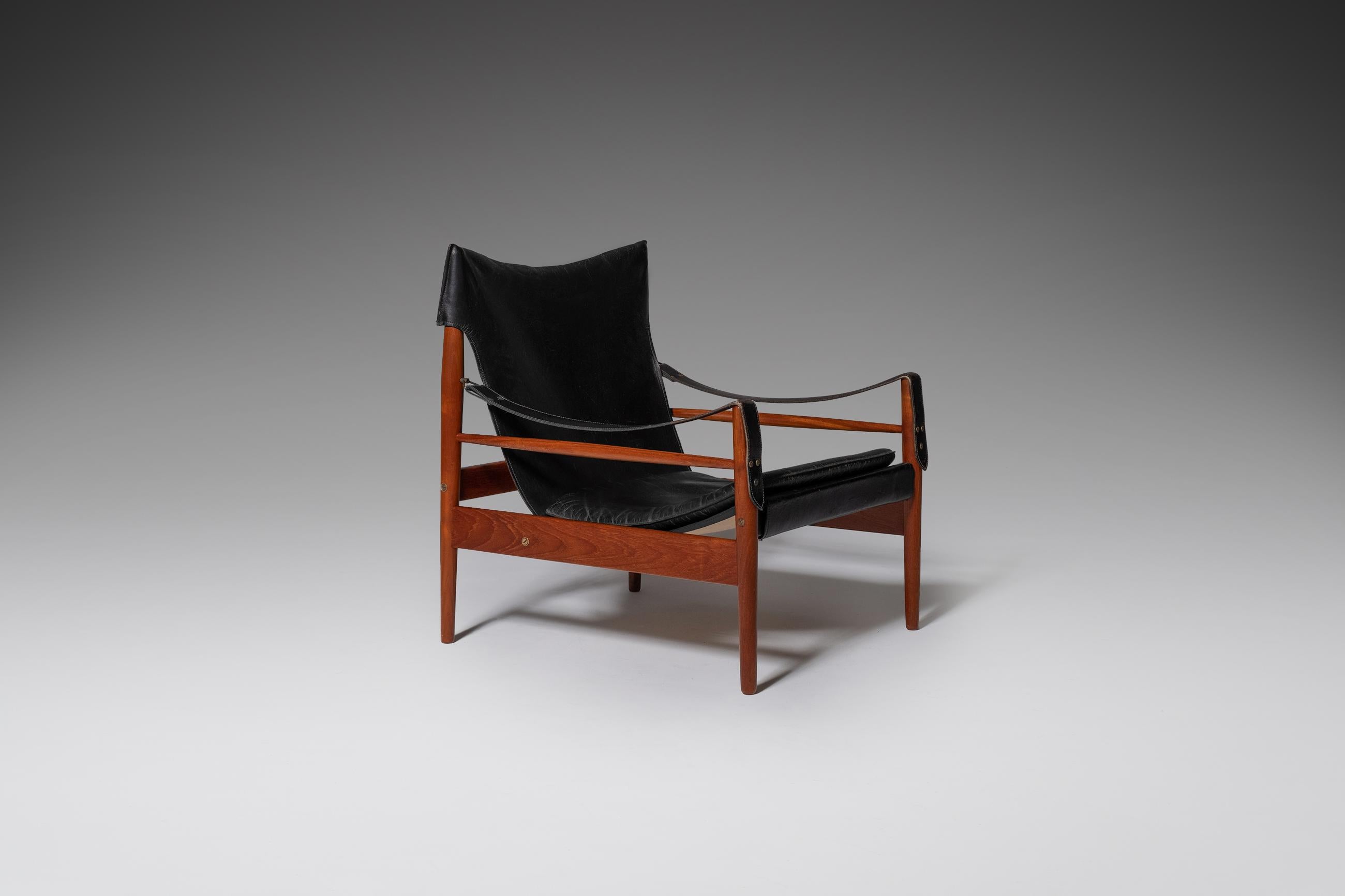 Remarkable “Antilope” Safari or Hunting lounge chair by Hanson Olsen, produced by Viskadalens möbler, Denmark 1960s. The chair consist out of an elegant and solid teak frame which holds a beautiful patinated leather seat which is nicely folded