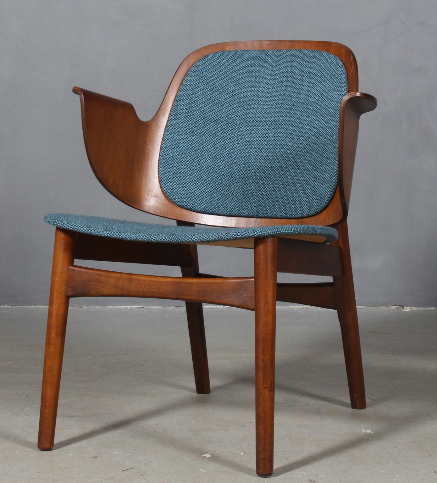 Hans Olsen armchair with frame of stained beech.

Seat and back upholstered with textured fabric.

Model 107, made by Bramin.