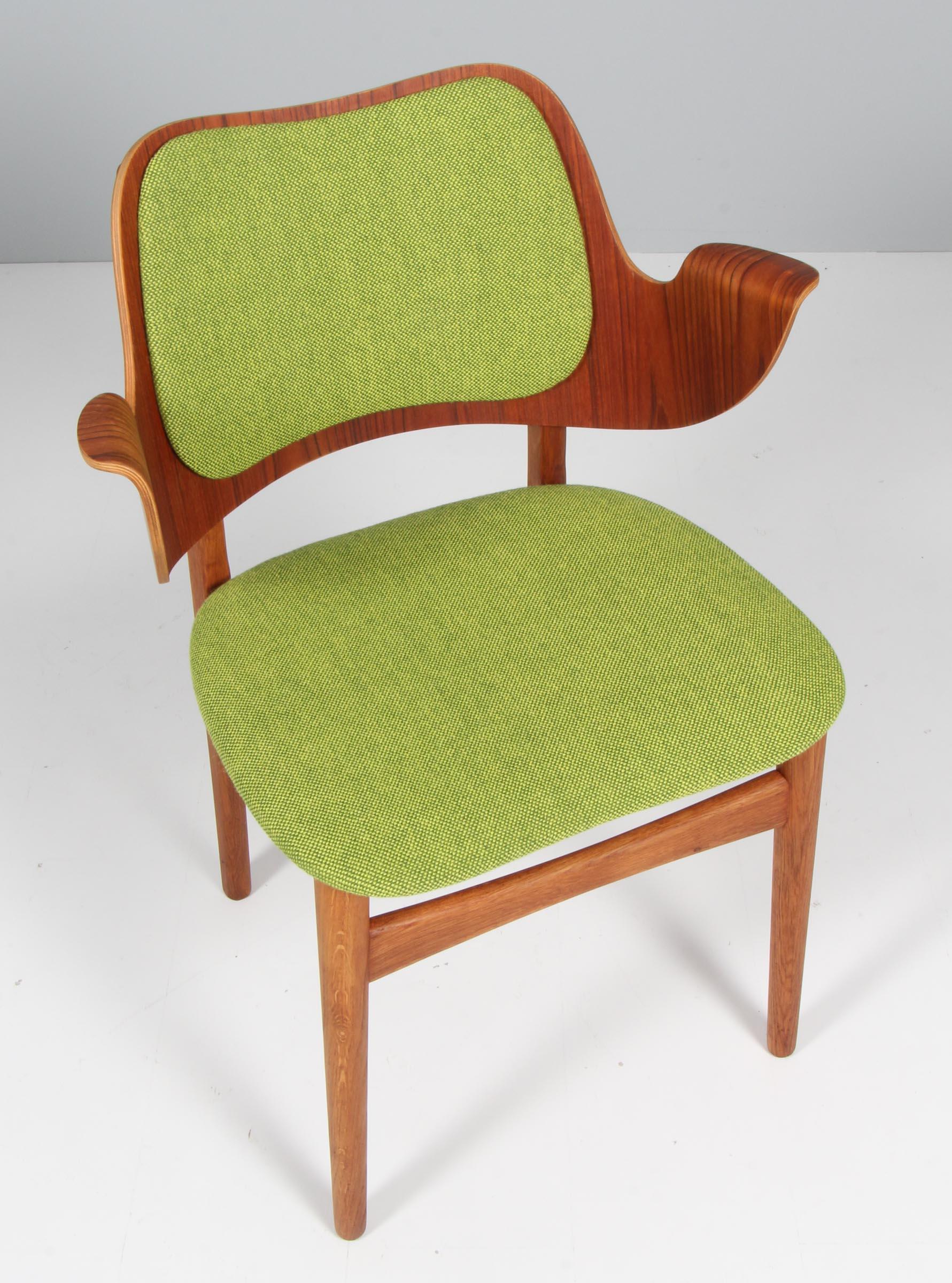 Hans Olsen armchair with frame of stained beech.

Seat and back new upholstered with green hallingdal.

Model 107, made by Bramin.
