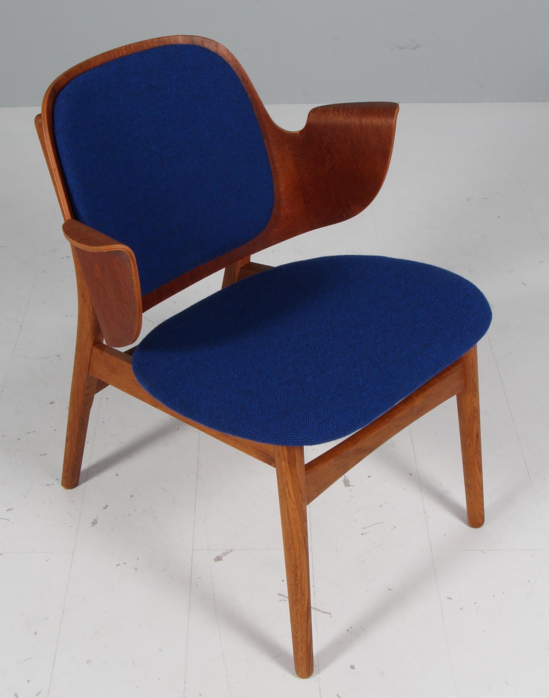 Sillón Hans Olsen con armazón de roble. Parte trasera de teca.

Asiento y respaldo nuevos tapizados en azul  hallingdal.

Modelo 107, fabricado por Bramin.