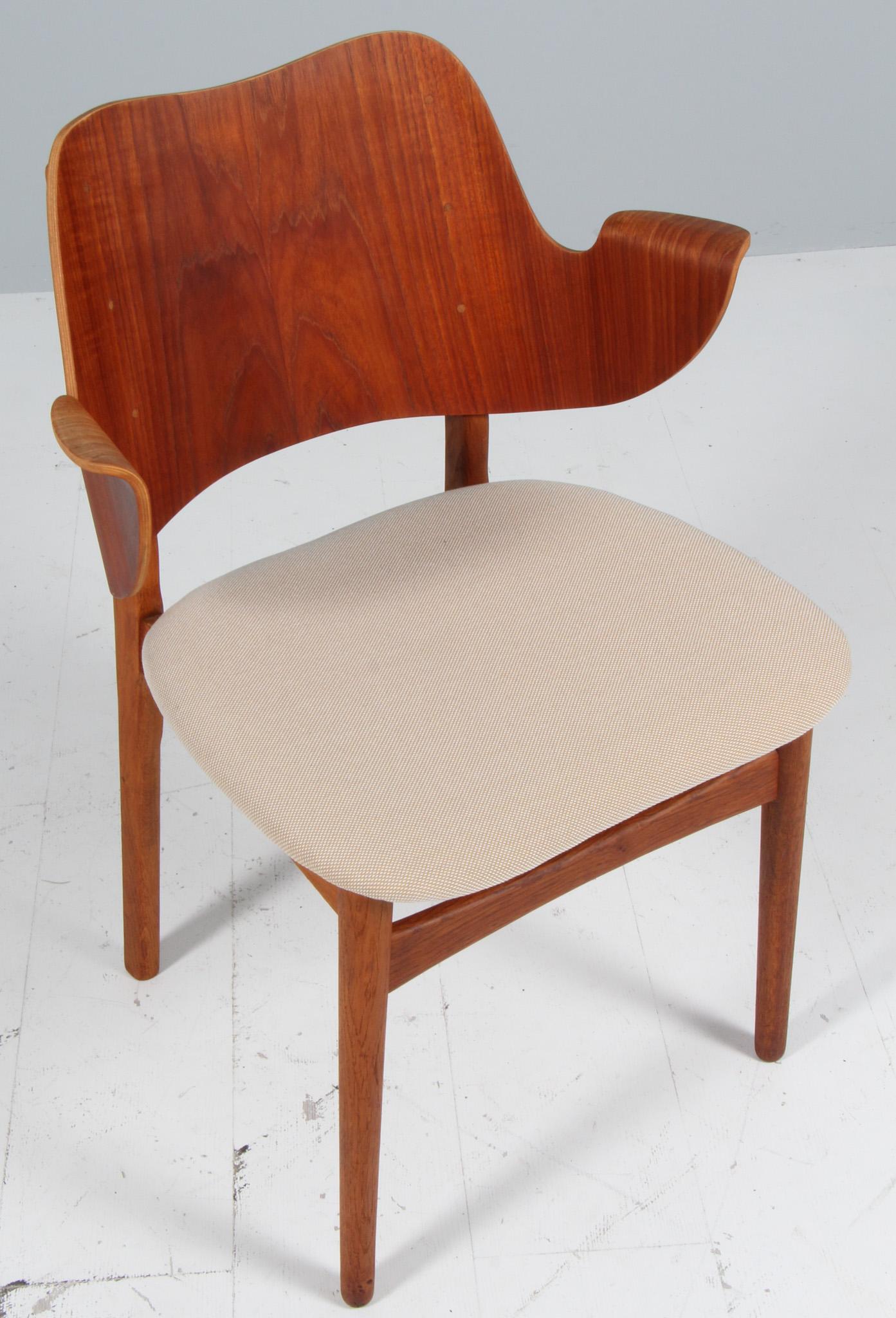 Sillón Hans Olsen con armazón de roble. Parte trasera de teca.

Asiento nuevo tapizado con lighthallingdal.

Modelo 107, fabricado por Bramin.