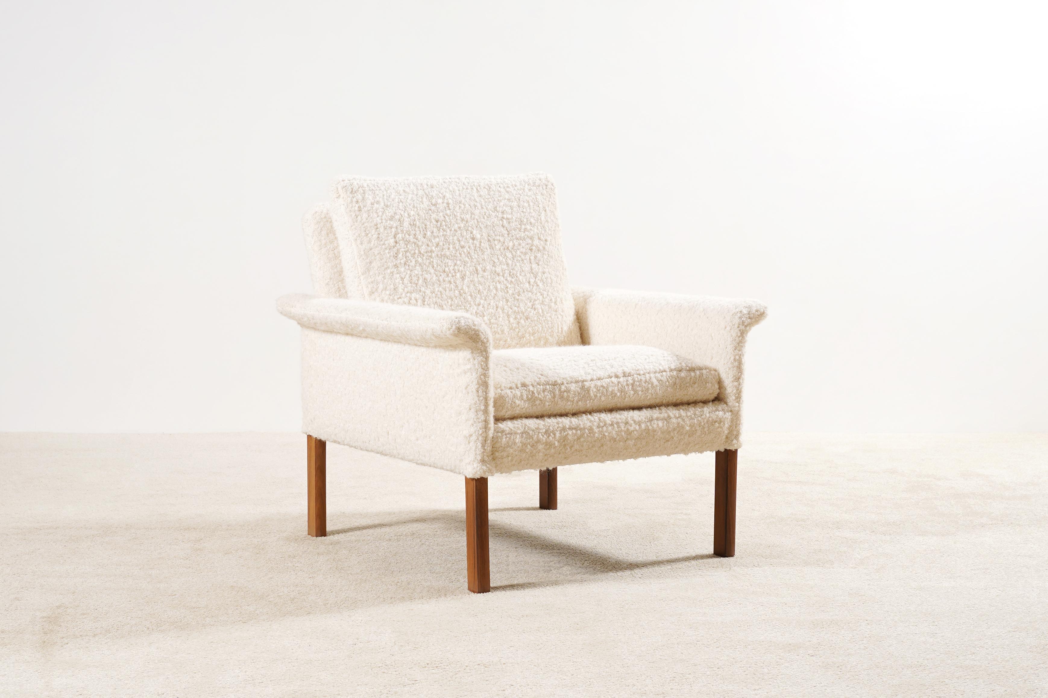 Hans Olsen Armchair model 500 for CS Møbler, 1960. New upholstery. In Good Condition For Sale In Paris, FR