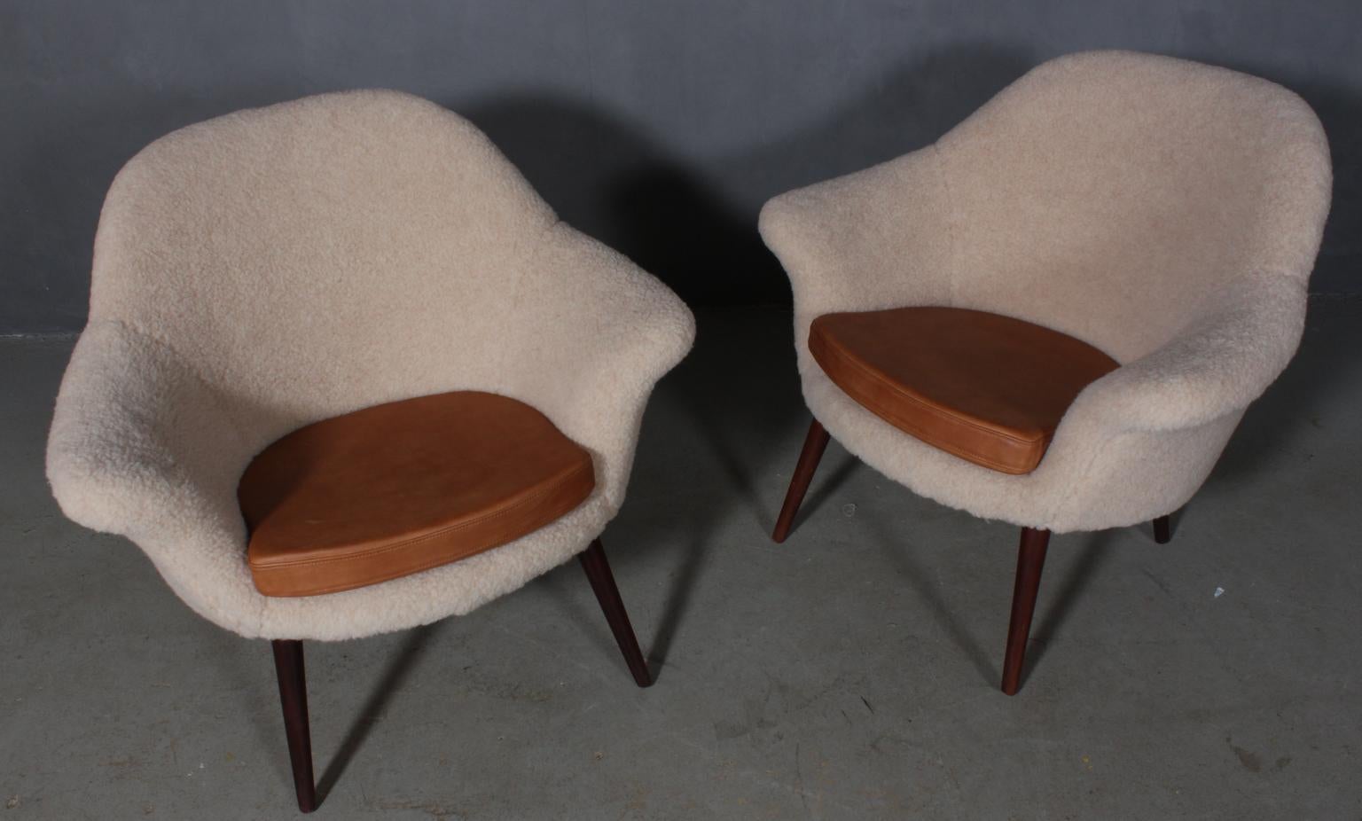 Hans Olsen, attributed. Pair of lounge chairs new upholstered with lamb wool. Cushions of vintage tan aniline leather.

Legs of teak.

Made in the 1960s.

Made by Bramminge plastmøbler. 

  