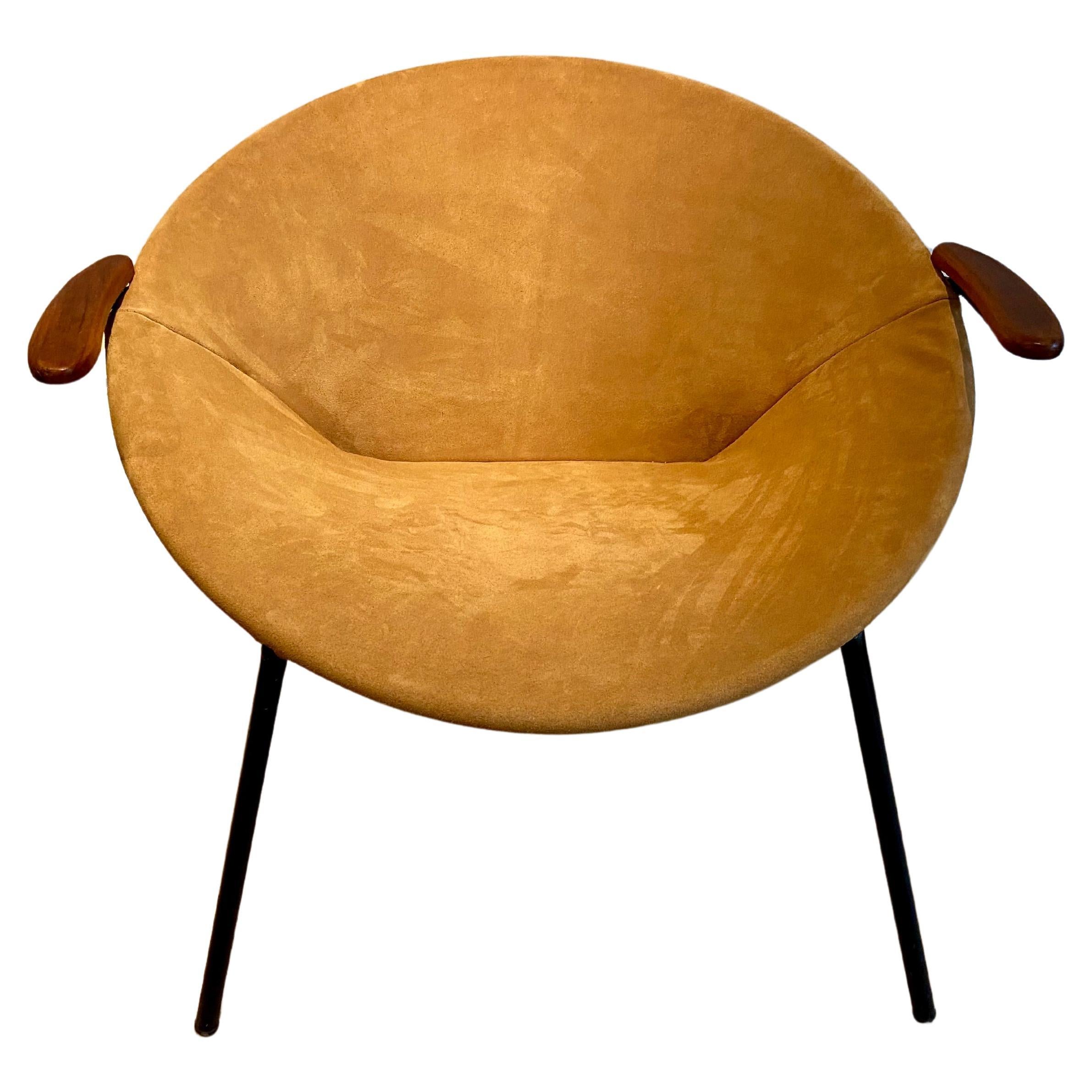 Balloon chair in yellow suede of Hans Olsen by LEA-design.
Armrest in teak, iron frame finished in black.
 