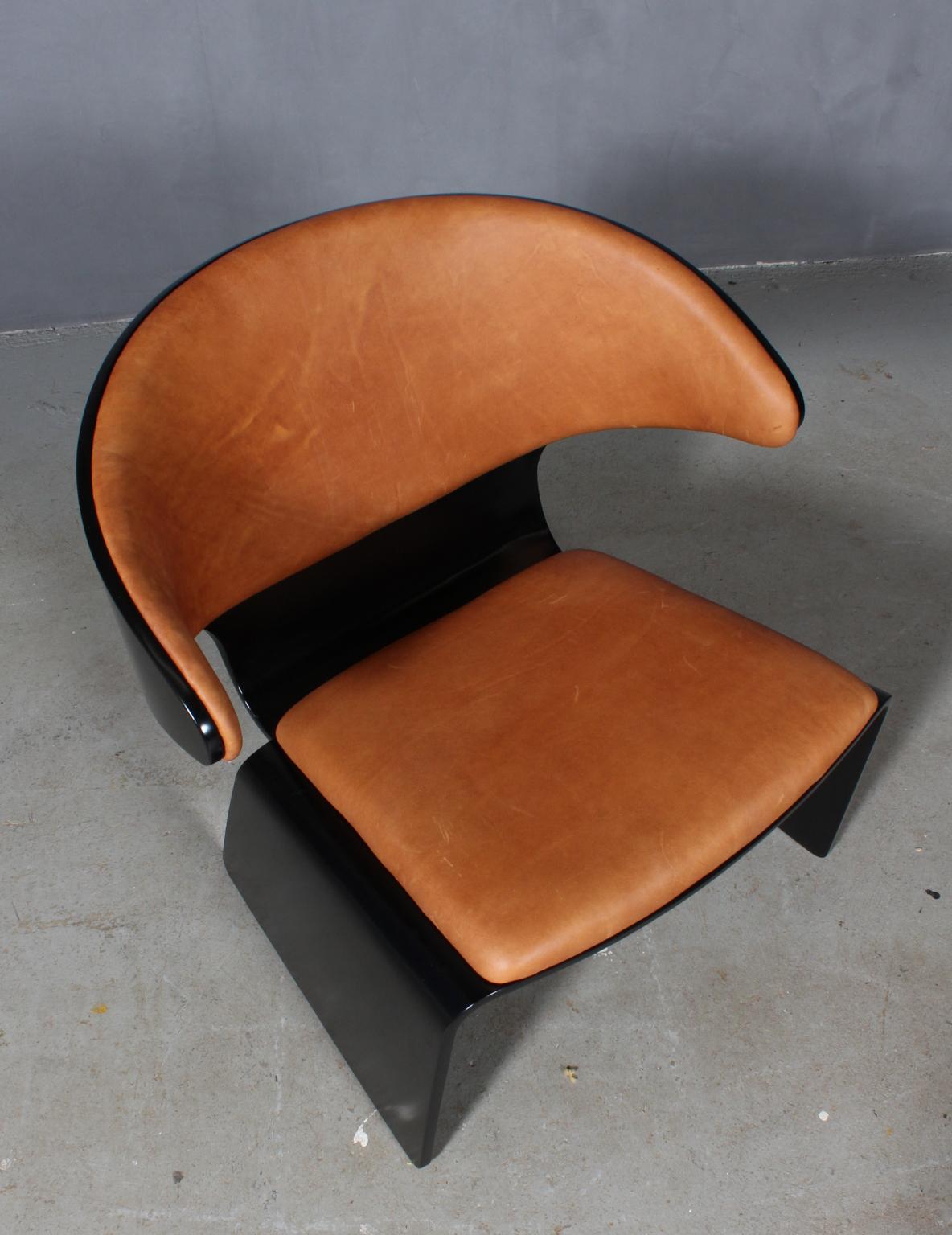 Hans Olsen Bikini chair with new lacquered frame.

New upholstered with vintage tan aniline leather.

This is a prototype made at Frem Røjle, it comes from the collection of a former employee at Frem Røjle.