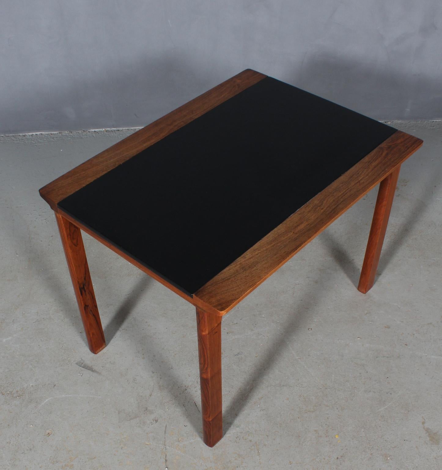 Table basse / table d'appoint Hans Olsen en bois de rose et cuir.