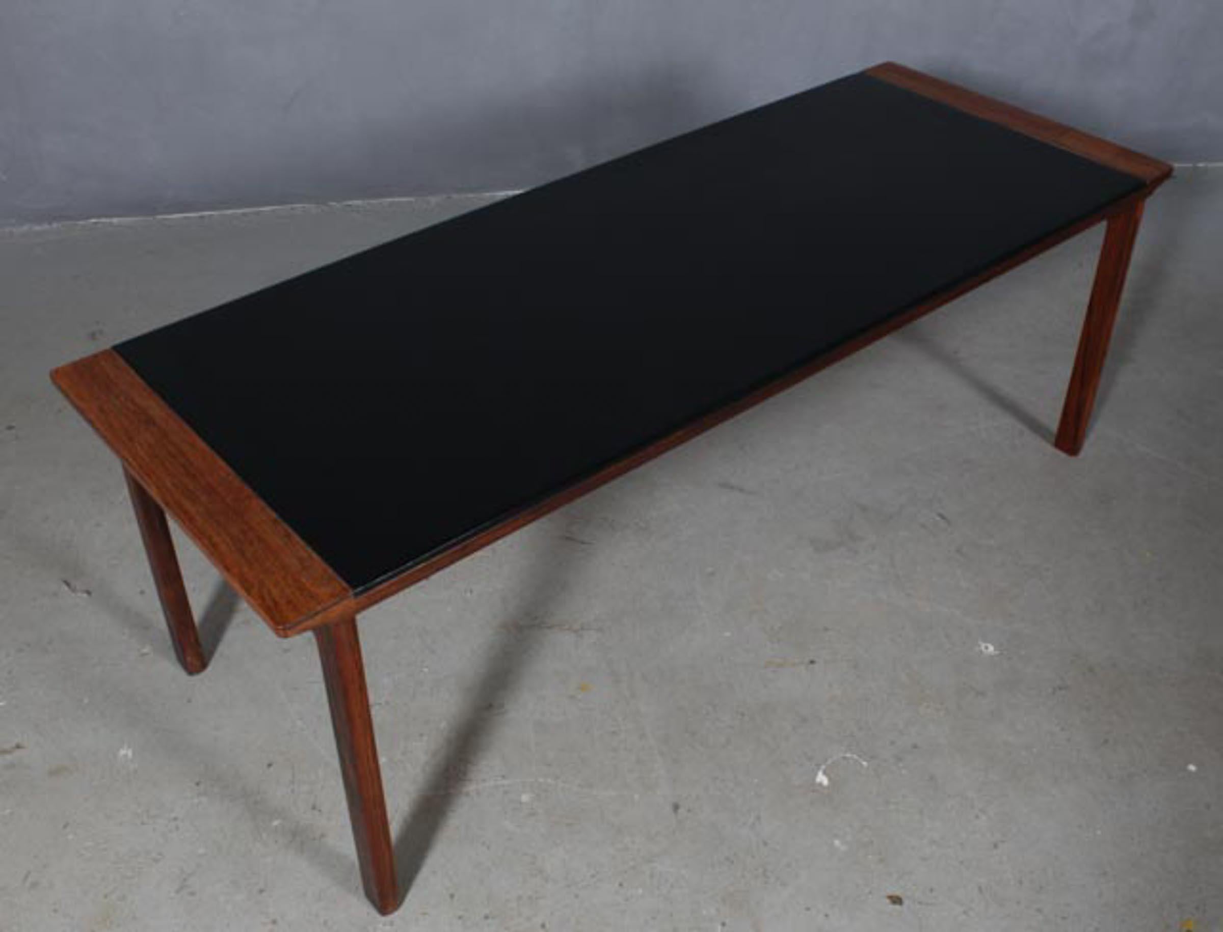 Table basse / table d'appoint Hans Olsen en bois de rose et cuir.