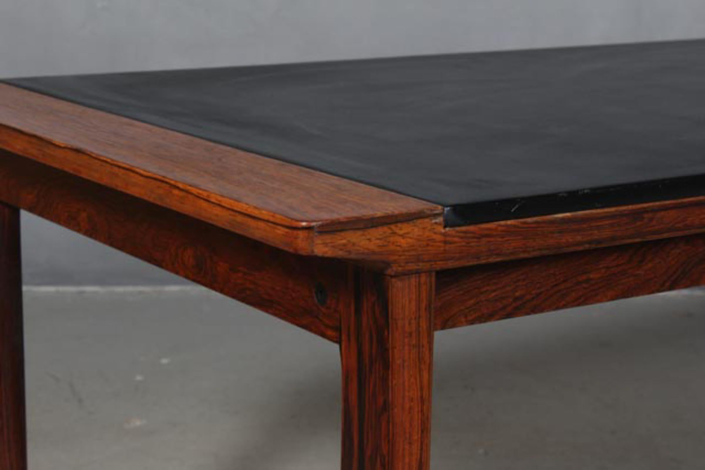 Scandinave moderne Table basse Hans Olsen en bois de rose et cuir en vente