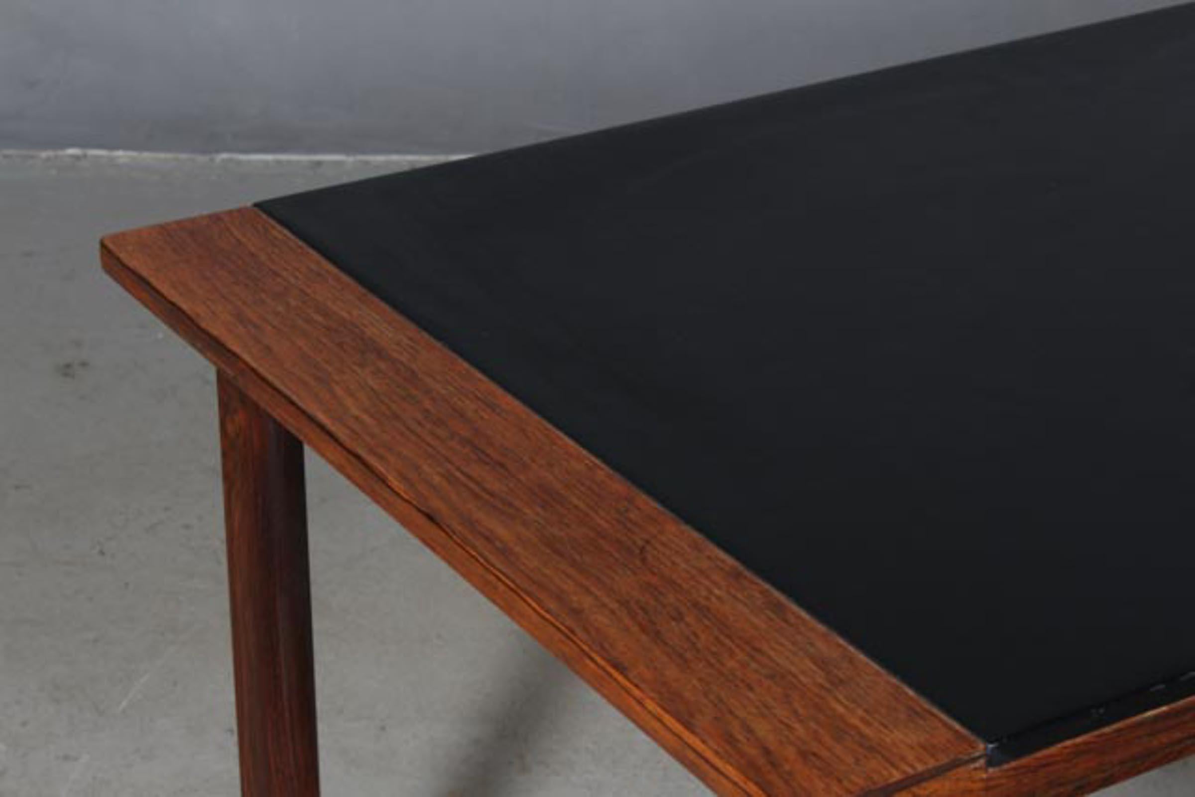 Mesa de centro Hans Olsen de palisandro y cuero Danés en venta