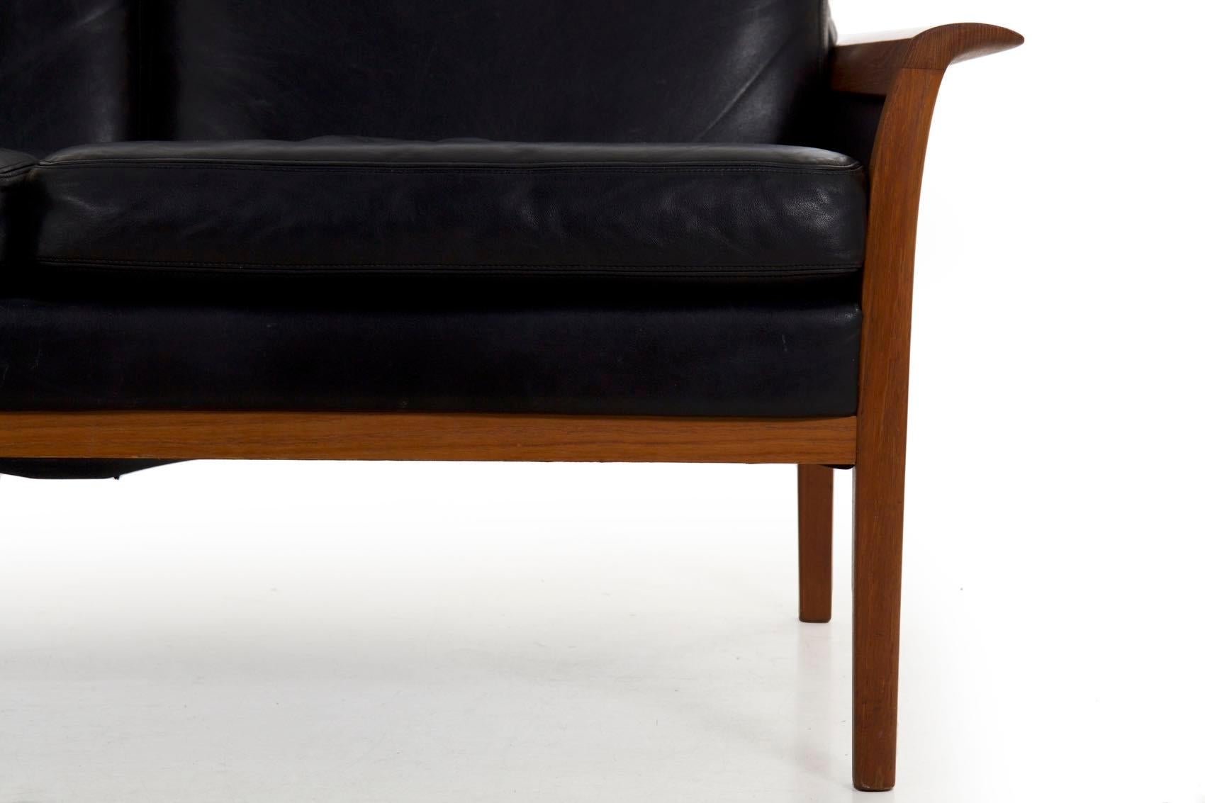 Hans Olsen Danish Mid-Century Modern Leather Loveseat Sofa In Good Condition In Shippensburg, PA