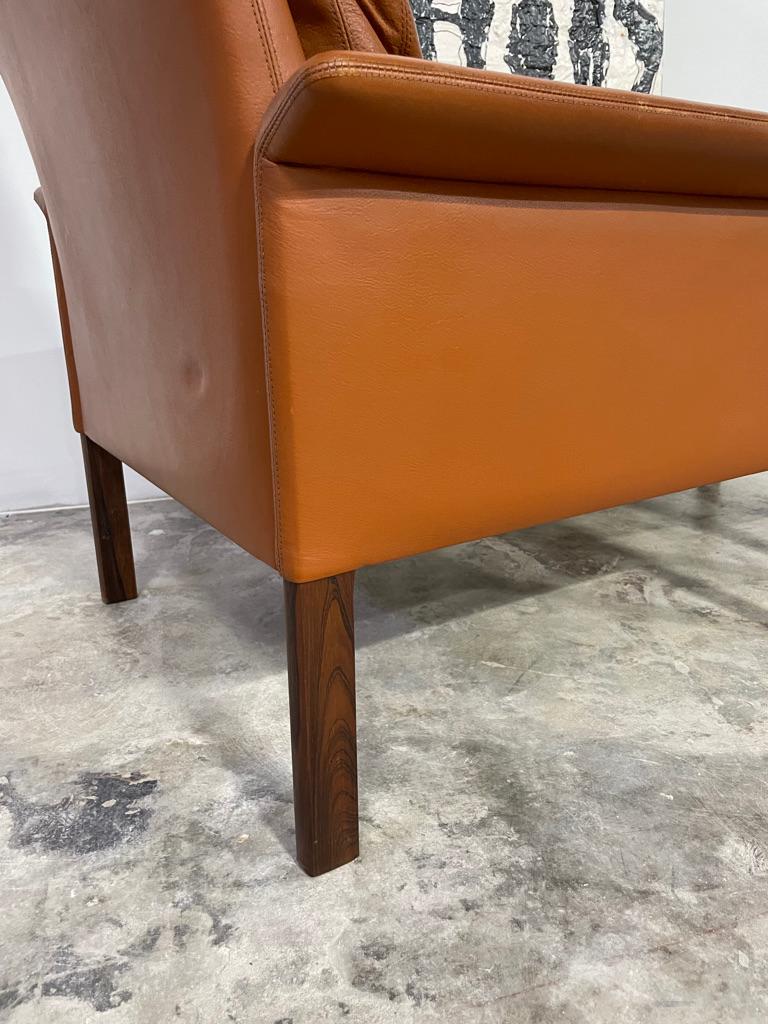 Mid-Century moderno Sedia da salotto e ottomana in pelle marrone moderna Hans Olsen in vendita