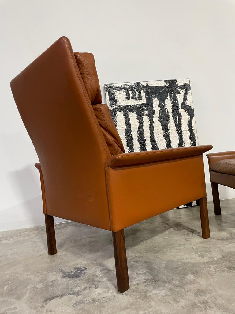 XX secolo Sedia da salotto e ottomana in pelle marrone moderna Hans Olsen in vendita