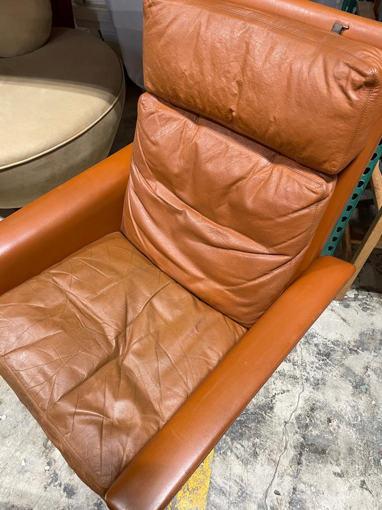 Sedia da salotto e ottomana in pelle marrone moderna Hans Olsen in vendita 1