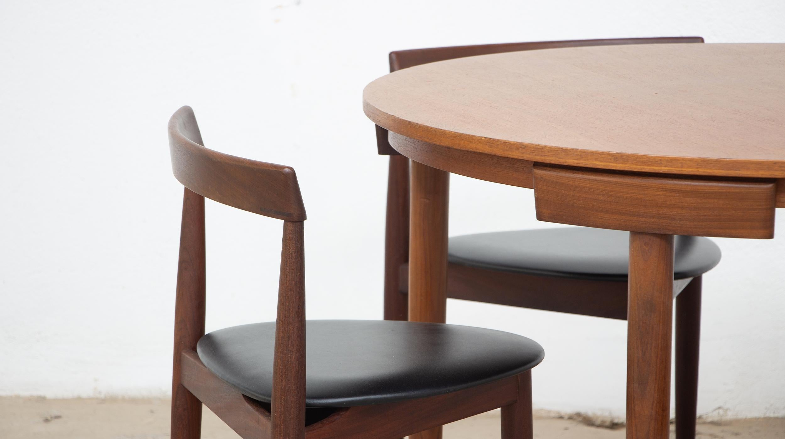 Iconic Danish table from the 60s with its 4 tripod chairs by Hans Olsen for the Danish publisher Frem Rojle in teak.

Highly functional and ingenious, with the chairs neatly tucked away under the table, integrating the table surround.
Easily seats 4