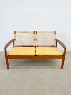 Lovanio moderno danese in teak e canna di Hans Olsen