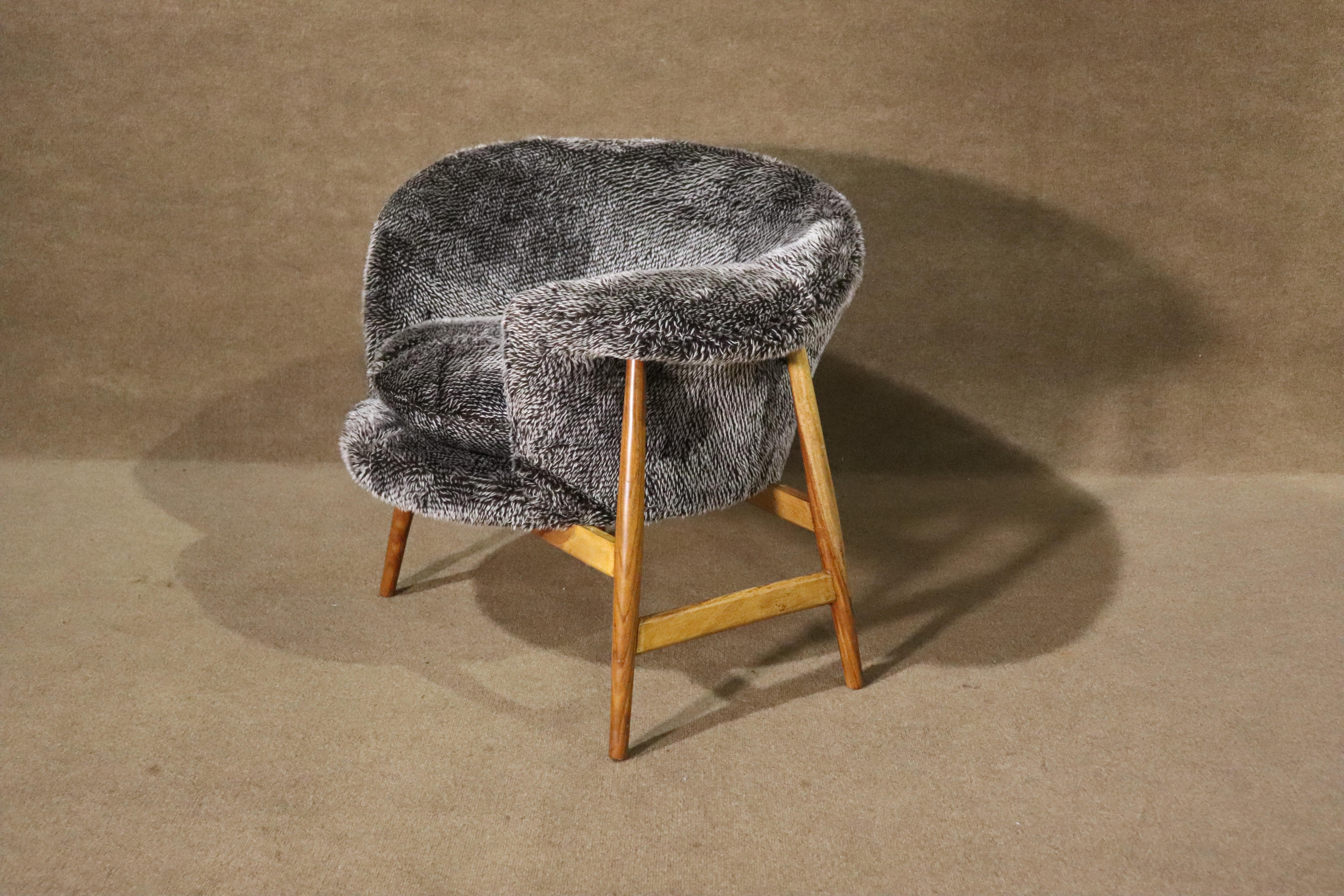 Ikonischer Loungesessel aus der Mitte des Jahrhunderts von Hans Olsen. Der Spiegelei-Stuhl, der wegen seiner schlanken Form so genannt wird, ist auch sehr bequem!
Bitte bestätigen Sie den Standort NY oder NJ