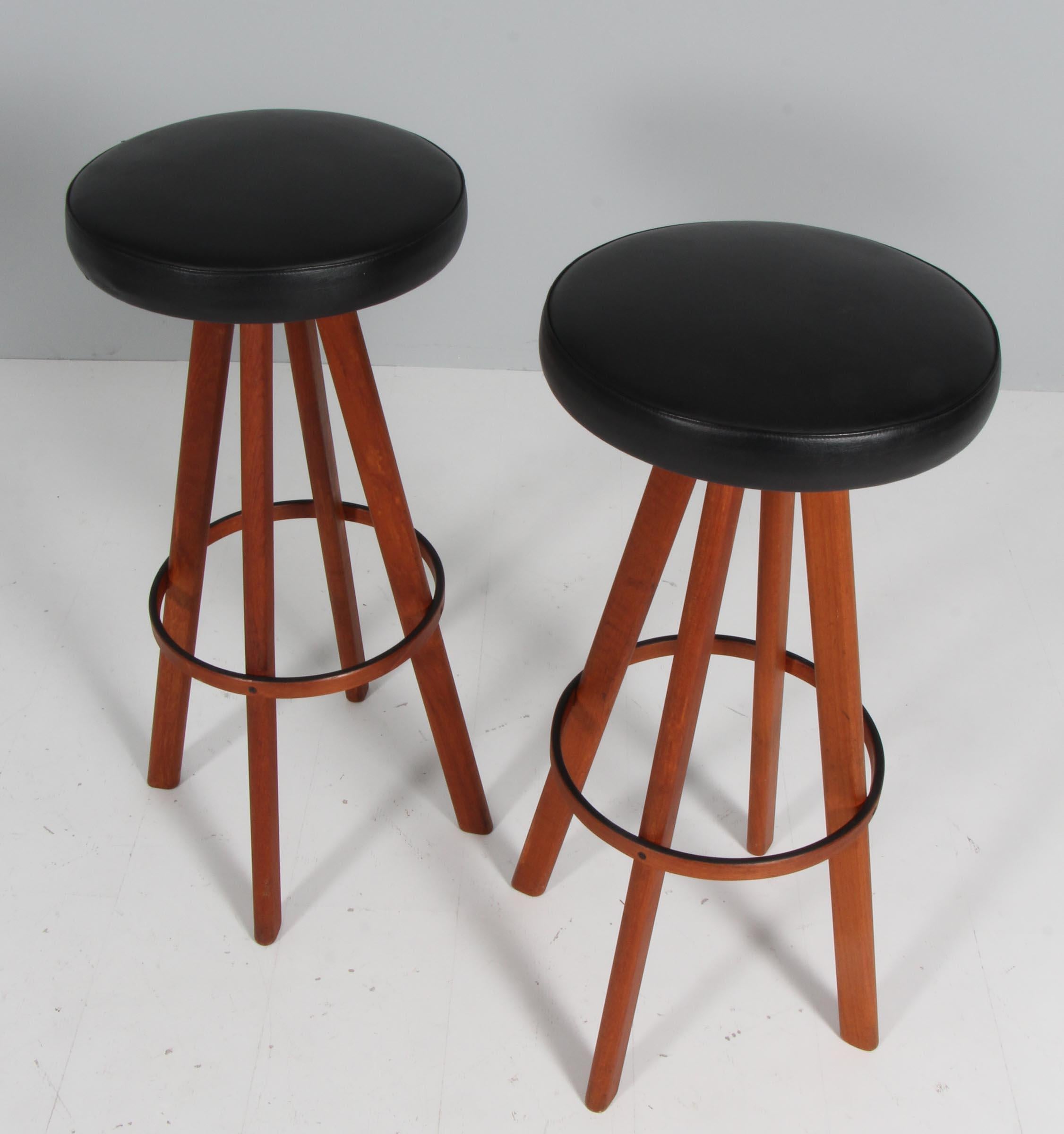Hans Olsen bar stool with rotable seat of black skai.

Frame of solid teak.

Made by Frem Røjle, Denmark.