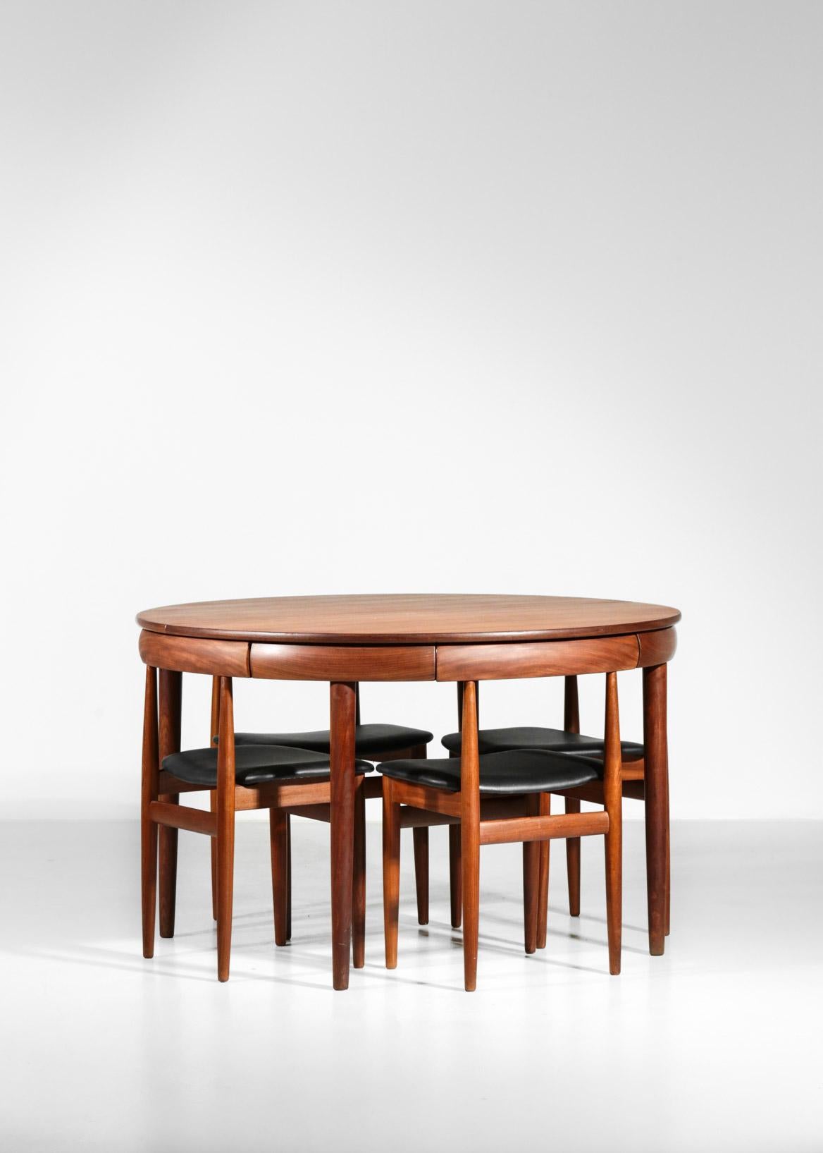 Set of 4 chairs and one dining table designed by Hans Olsen.
One extension is included, total length 177 cm
The chairs has been reupholstered.