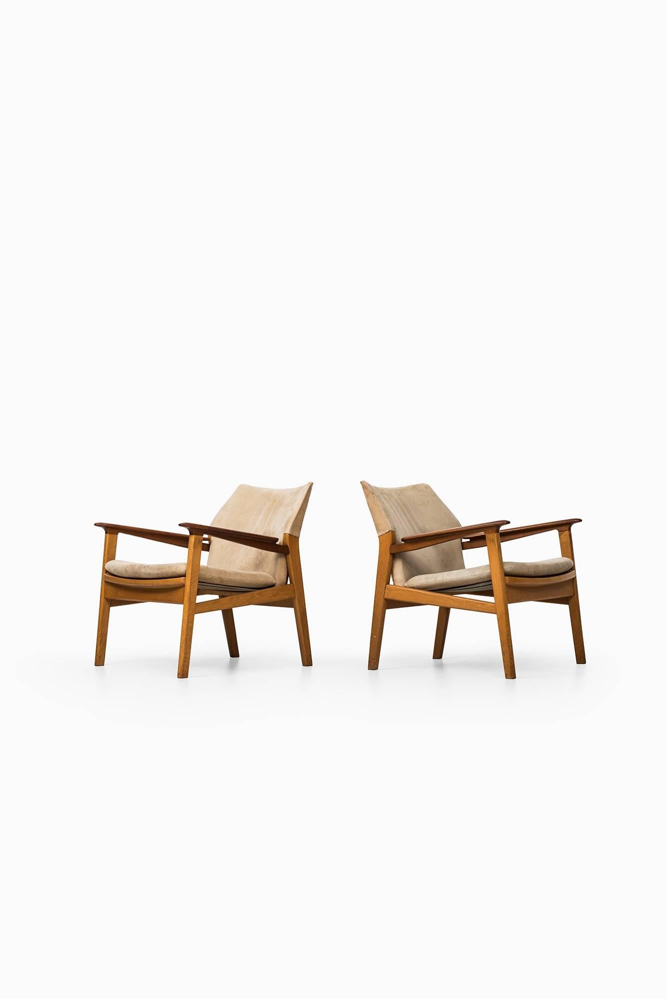 Rare pair of easy chairs model 9015 designed by Hans Olsen. Produced by Gärsnäs in Sweden.