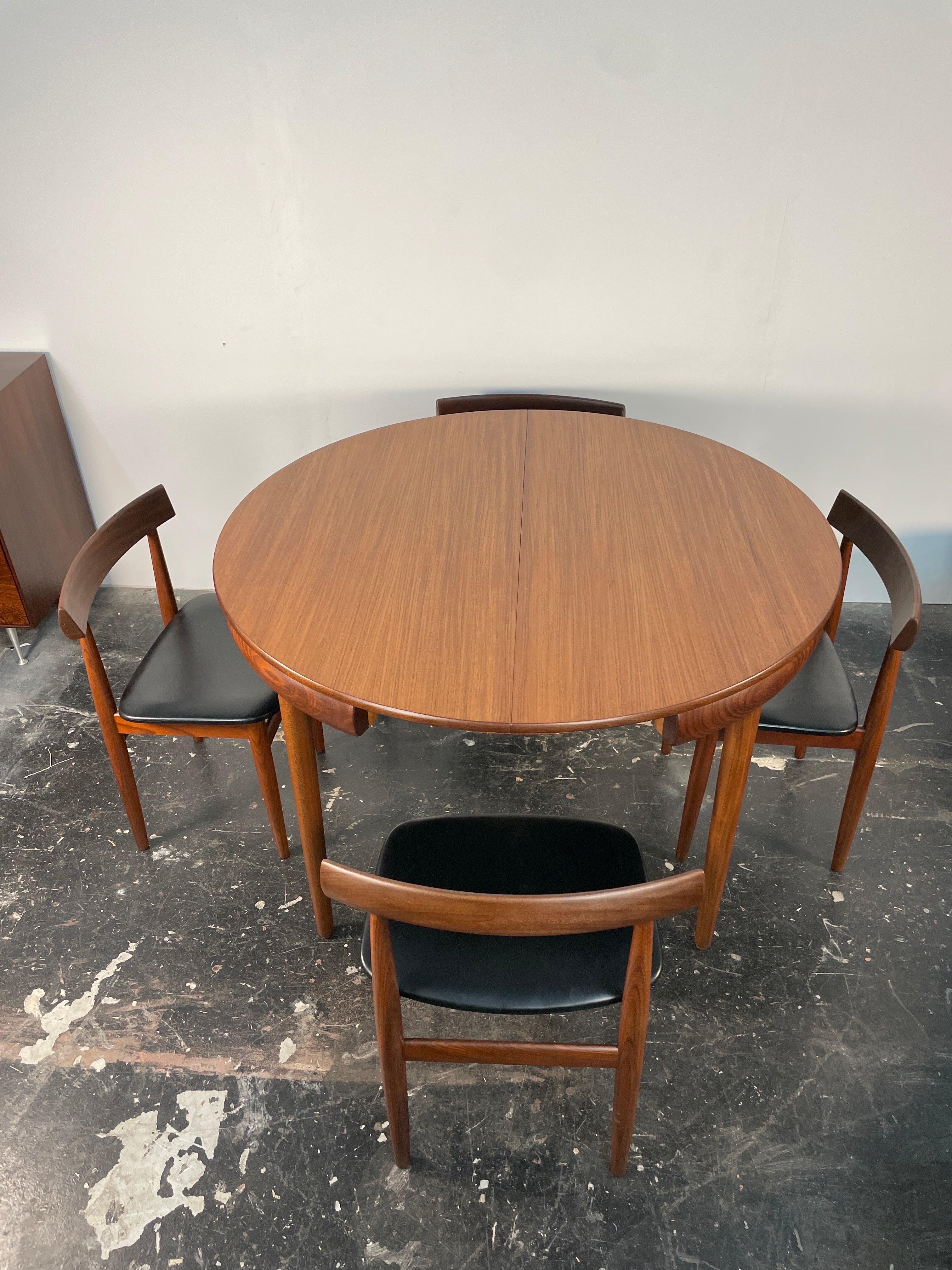 Hans Olsen Expandable Roundette with 4 Chairs In Distressed Condition In San Diego, CA