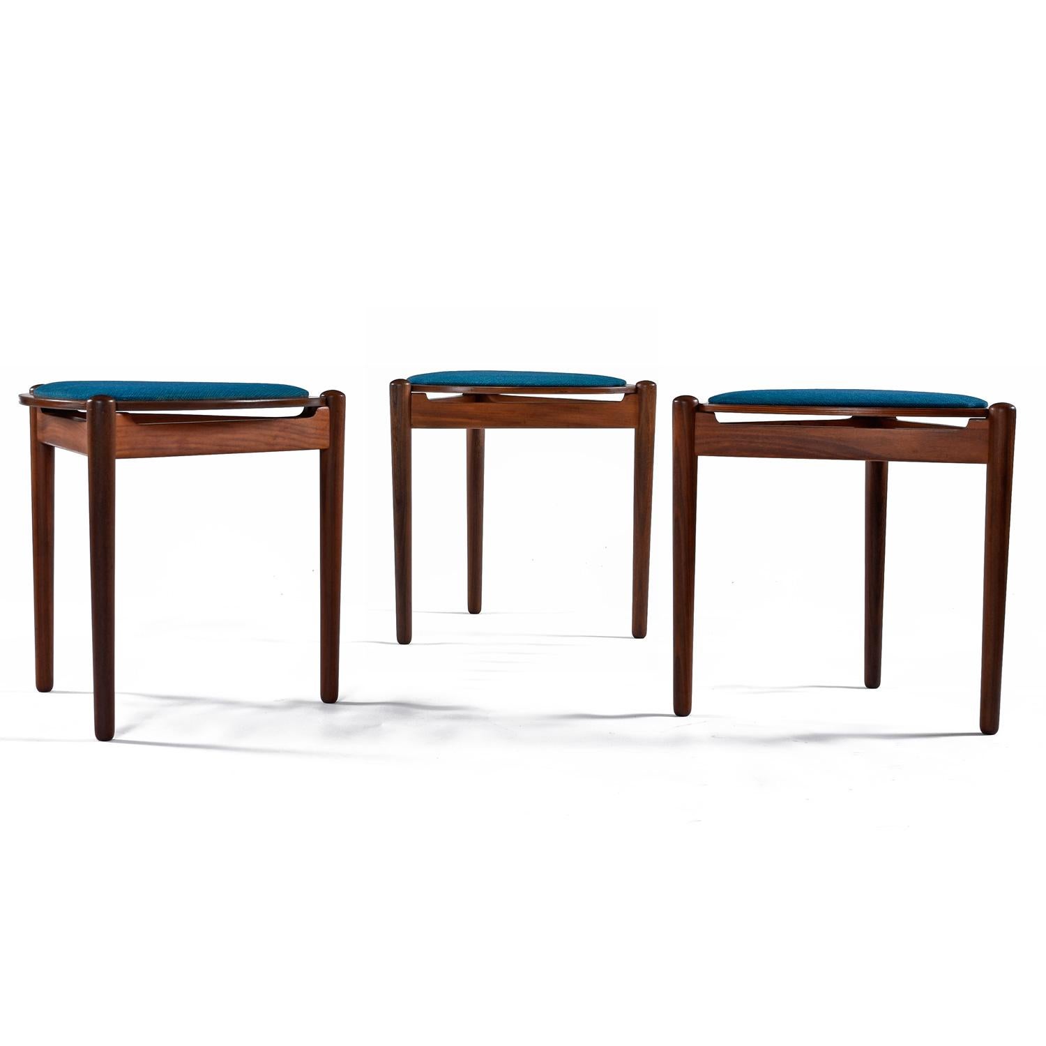 Hans Olsen for Bramin Danish Teak And Walnut Reversible Nesting Tables In Good Condition In Chattanooga, TN