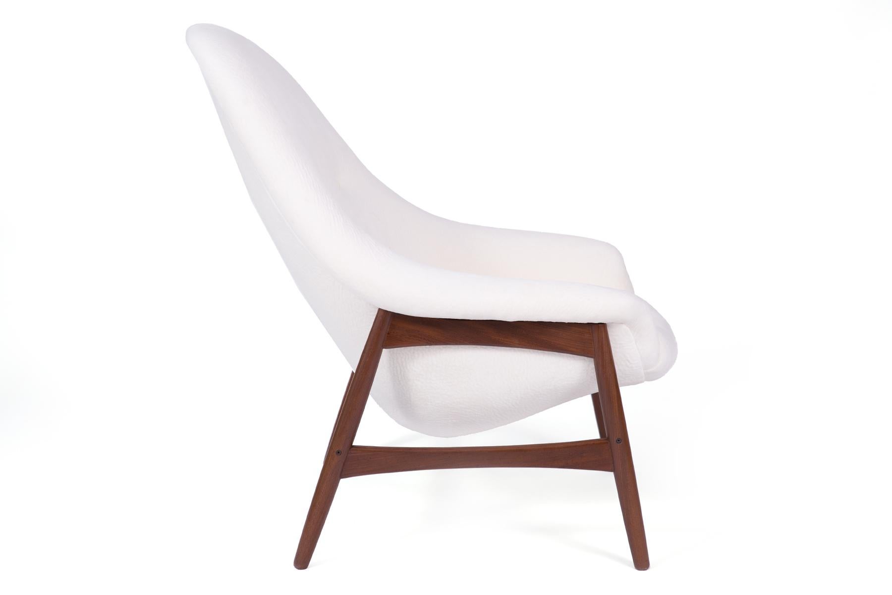 Mid-Century Modern Hans Olsen for Bramin Sculptural Walnut Lounge Chairs with Off-White Upholstery