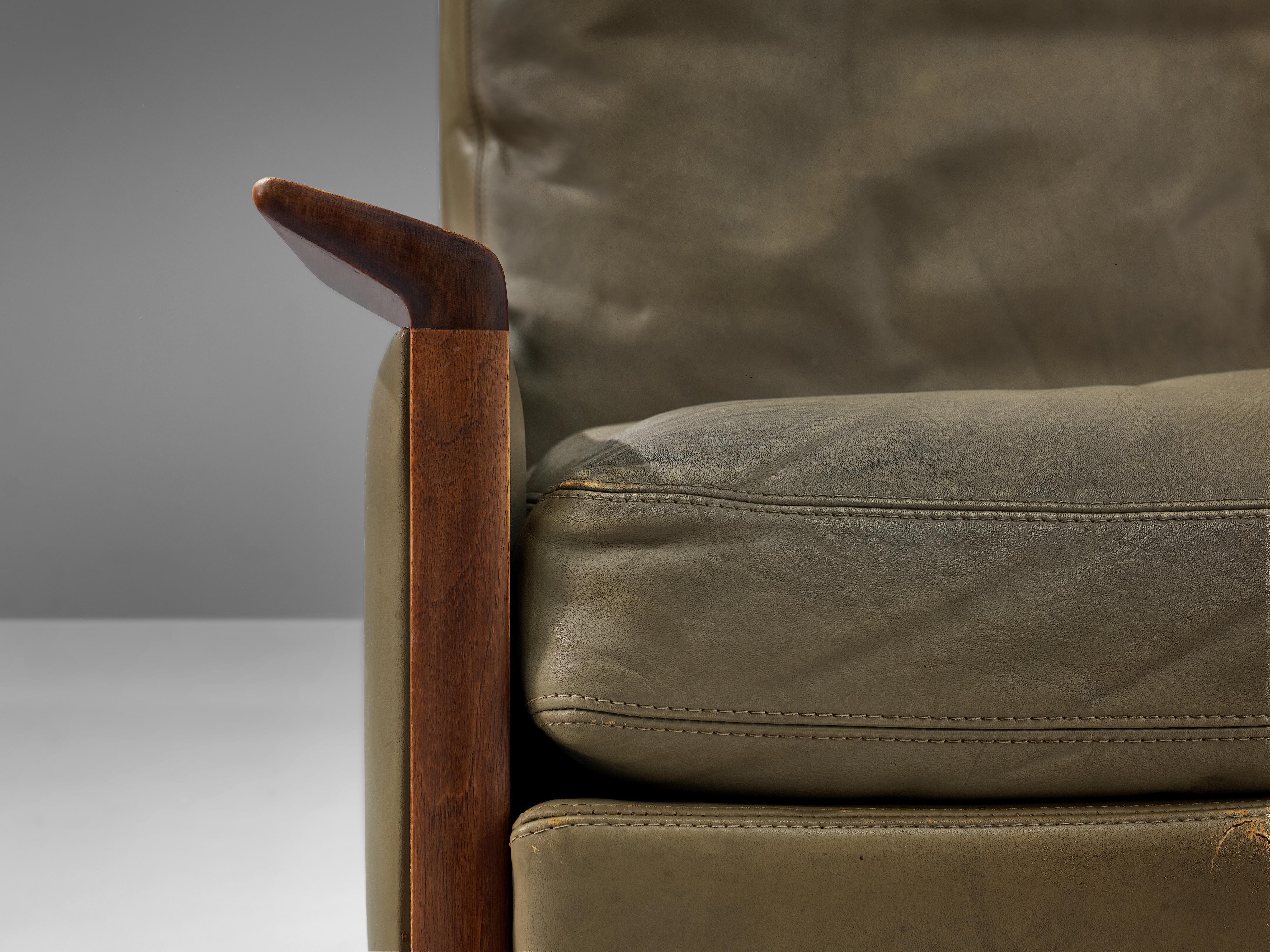 Hans Olsen for C/S Møbler Lounge Chair Model ‘400’ in Walnut and Leather In Good Condition In Waalwijk, NL