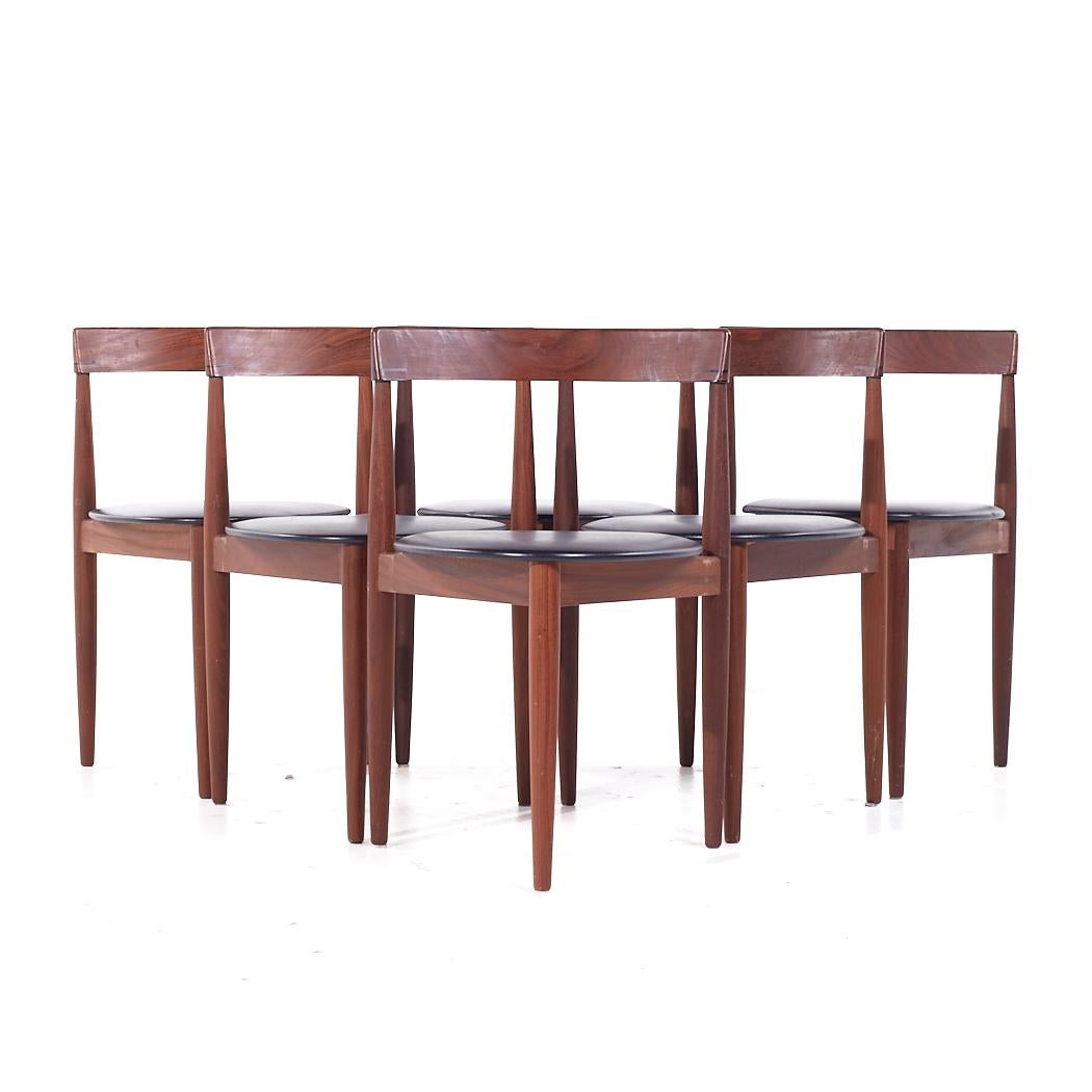 Hans Olsen per Frem Røjle - Set di 6 sedie da pranzo in teak danesi del metà secolo

Ogni sedia misura: 19,5 pollici di larghezza x 17,5 di profondità x 28,25 di altezza, con un'altezza della seduta/spazio libero di 17 pollici.

Tutti i mobili