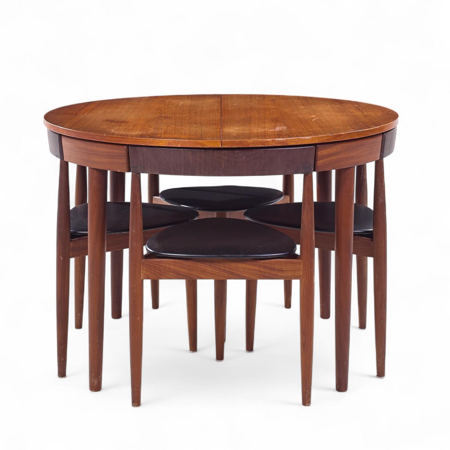 Hans Olsen for Frem Rojle Expanding Teak Dining Table with 4 Nesting Chairs In Good Condition For Sale In Countryside, IL