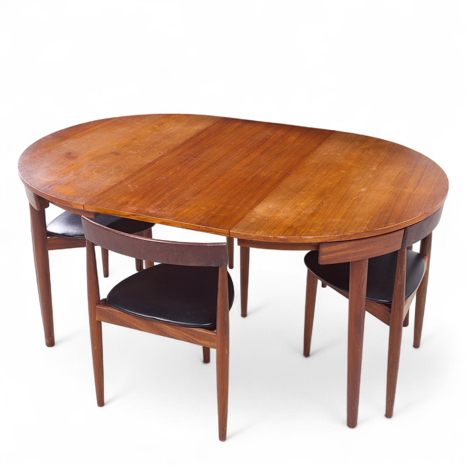 Hans Olsen for Frem Rojle Expanding Teak Dining Table with 4 Nesting Chairs For Sale 1