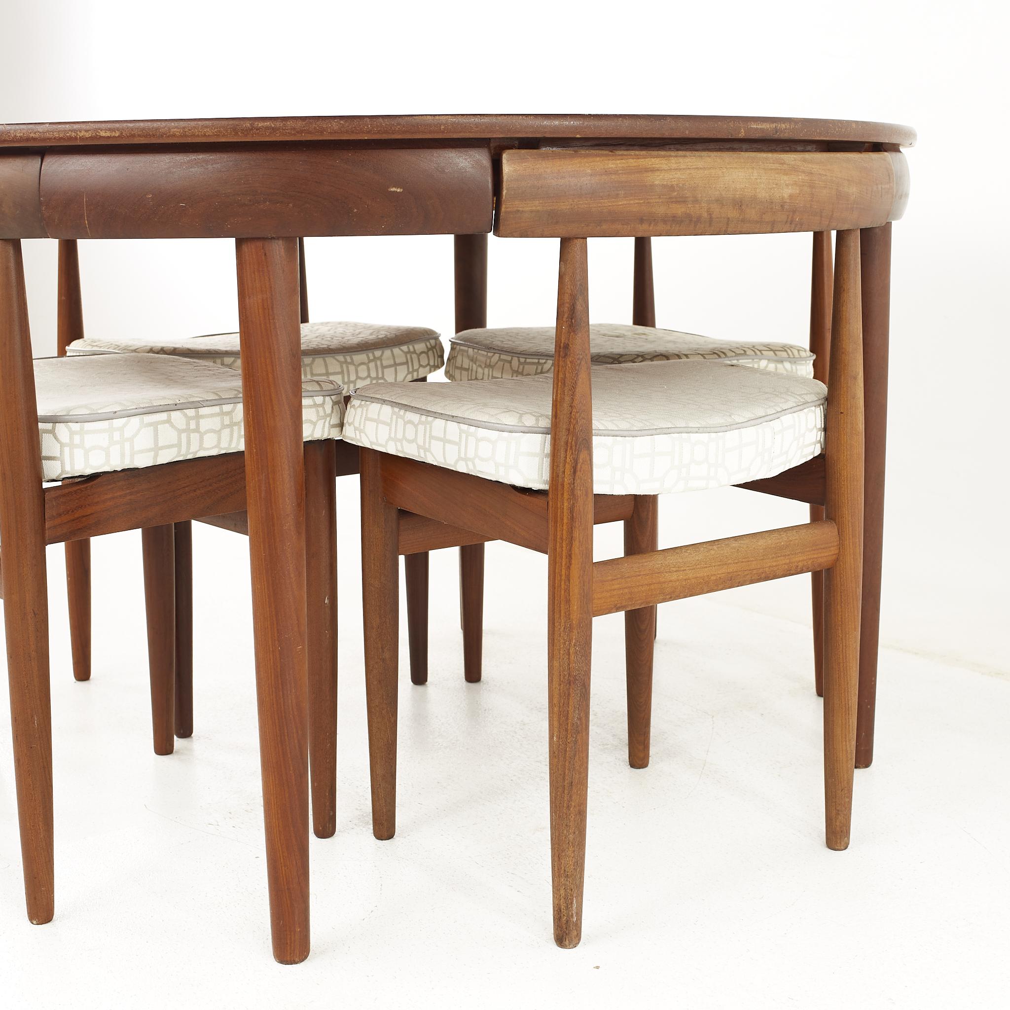 Hans Olsen for Frem Rojle MCM Teak Dining Table with Nesting Chairs, Set 4 In Good Condition In Countryside, IL