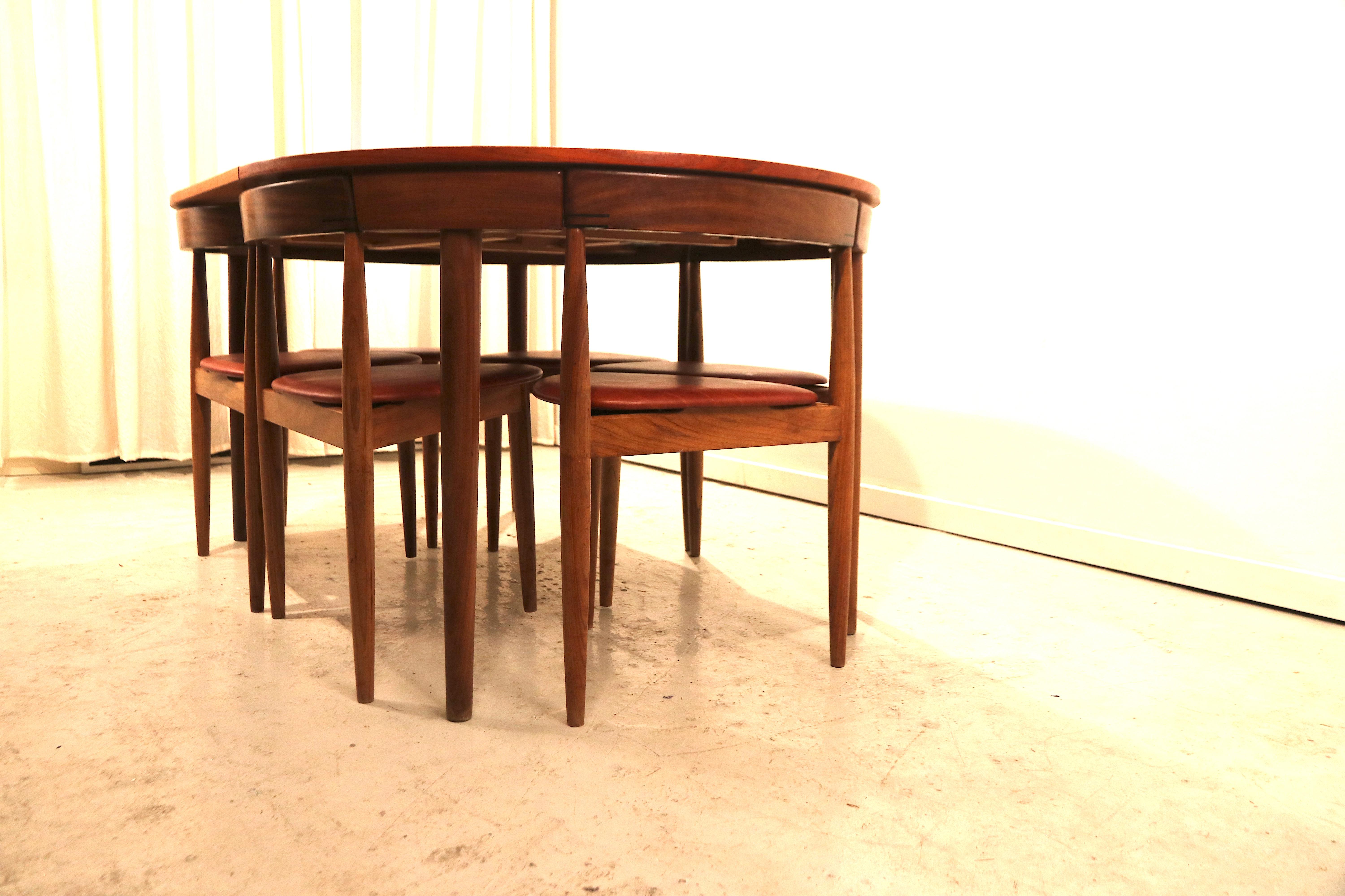 Beautiful example of Danish Mid-Century Modern design. Rare set of 6 (instead of 4) dining chairs and dining table, designed by Hans Olsen for Frem Rojle. In Denmark 1950s, in absolutely excellent condition. The built-in butterfly leaf dining table