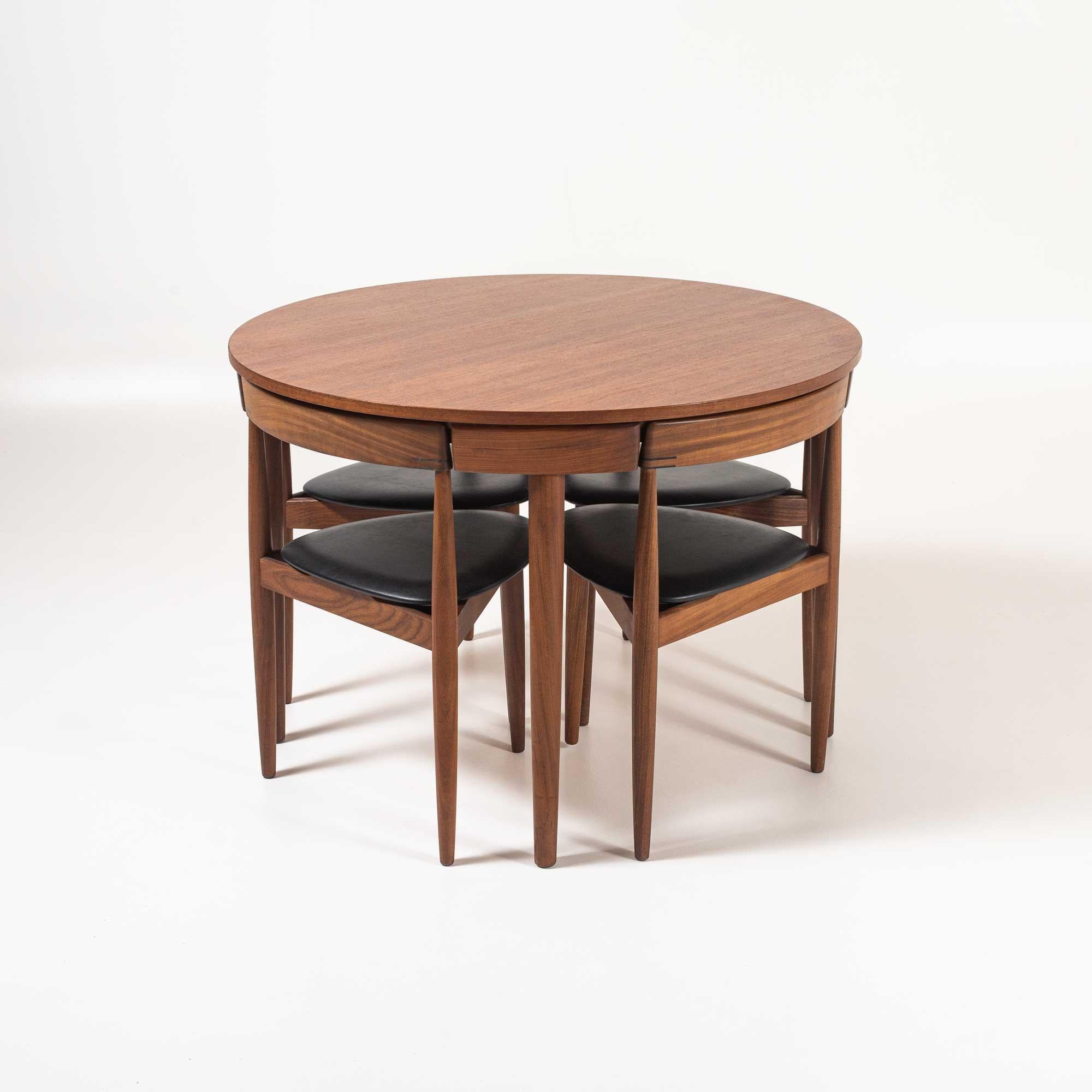 Klassischer dänischer Design-Esstisch von Hans Olsen für Frem Rojle, Dänemark 1952. Vier dreibeinige Stühle sind so konzipiert, dass sie direkt unter dem Tisch verstaut werden können. Aufwändige Details an der Rückenlehne jedes Stuhls. Der Tisch und