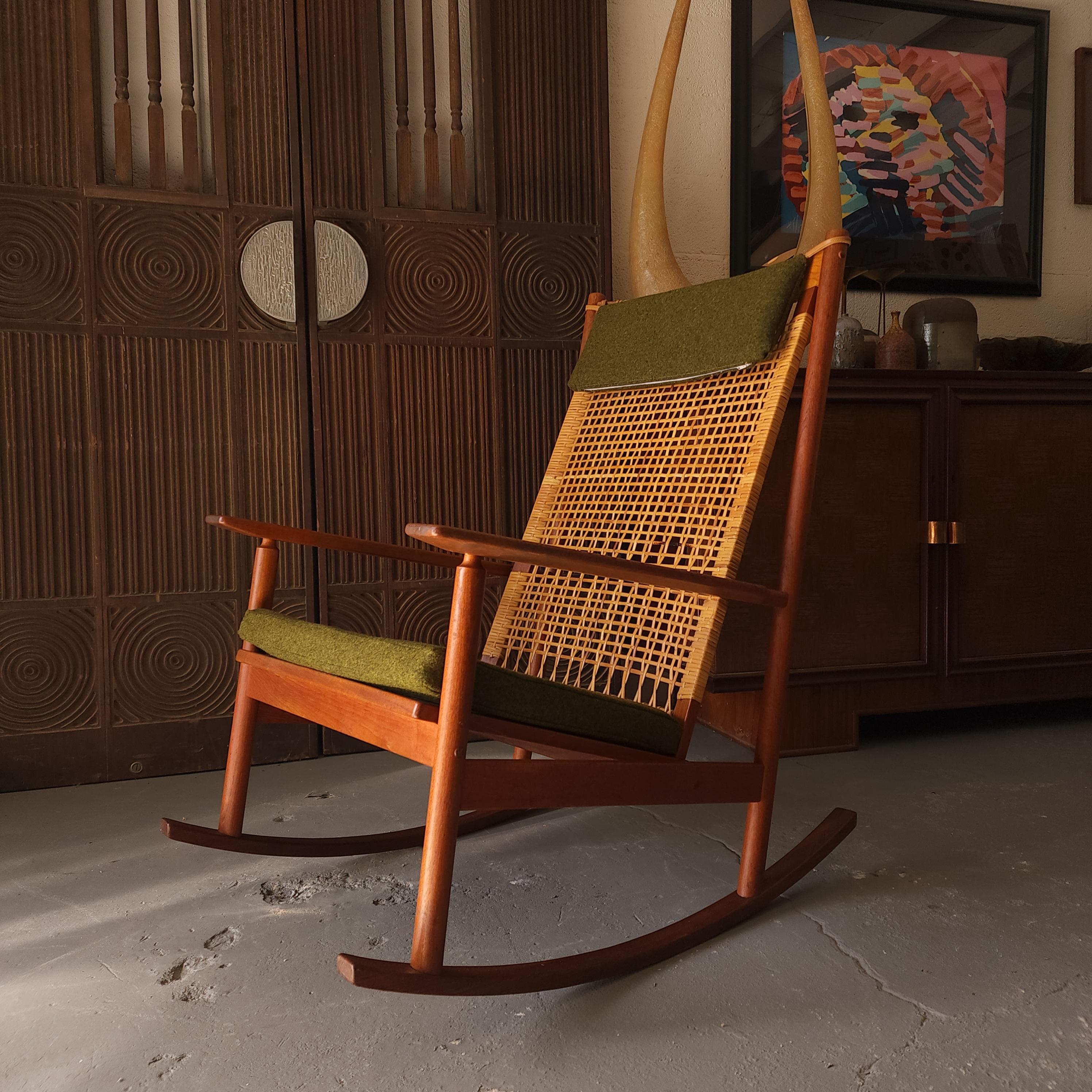 Hans Olsen for Juul Kristensen 532-a Rocking Chair For Sale 3