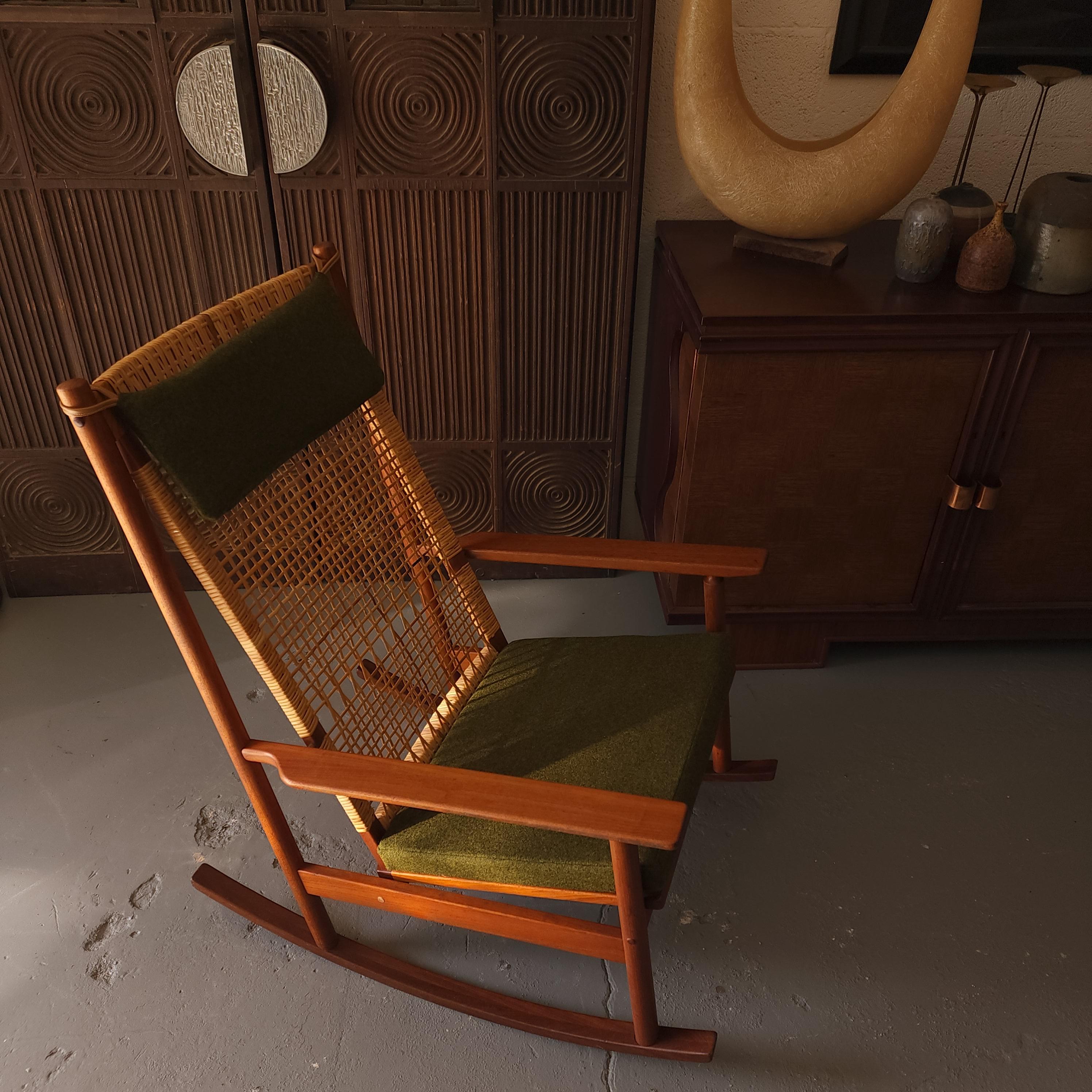 Chaises à bascule en teck et en rotin des années 960, conçues par Hans Olsen pour Juul Kristensen. Cette chaise est fabriquée en teck ancien d'une teinte rougeâtre qui contraste joliment avec le cannage naturel et les accents en laiton. Nous avons
