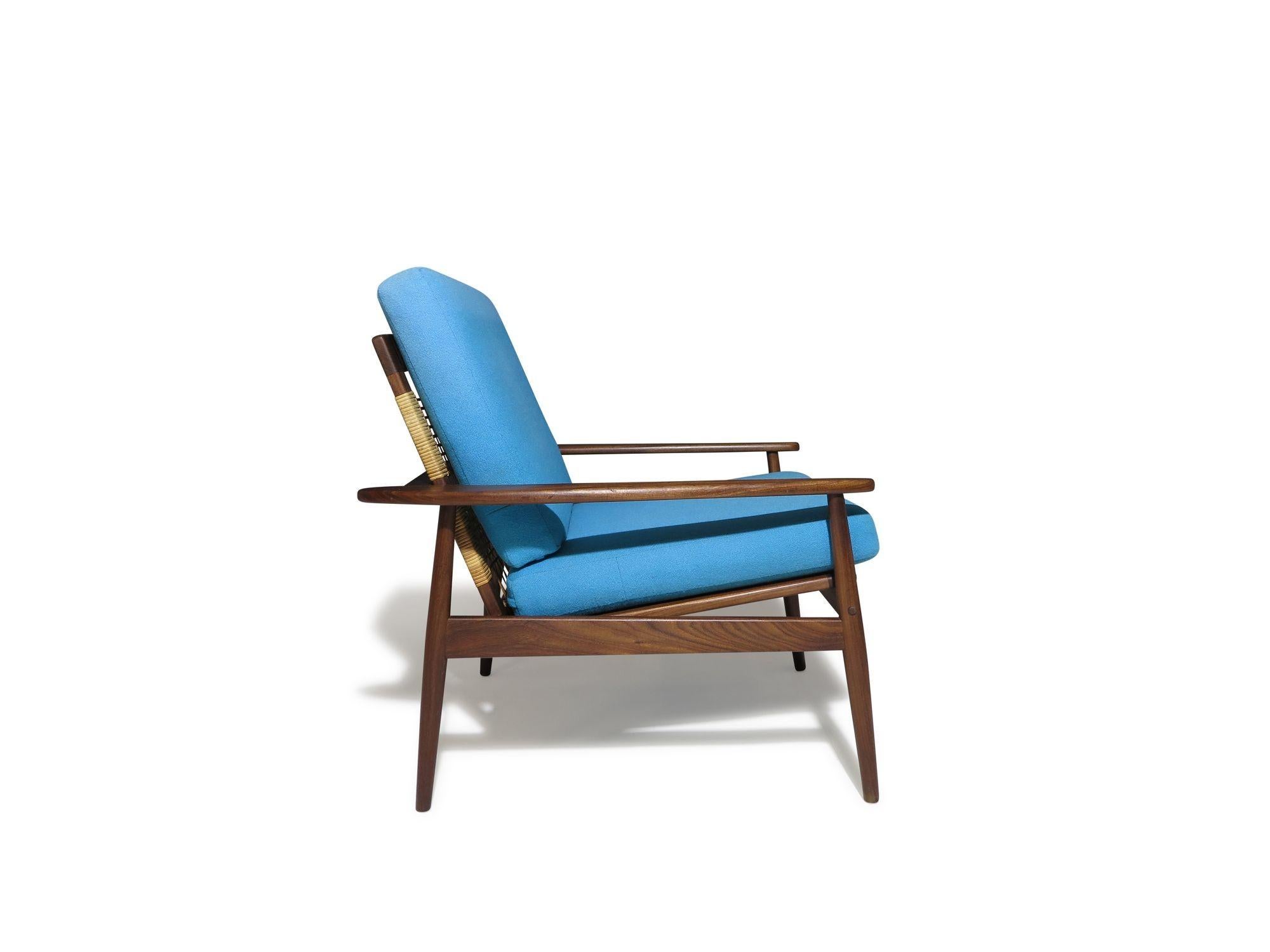 Hans Olsen para Juul Kristensen Silla de salón danesa de mediados de siglo con respaldo de caña Aceitado en venta