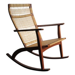 Hans Olsen pour Juul Kristensen Chaise berçante scandinave en rotin tissé:: 1950s